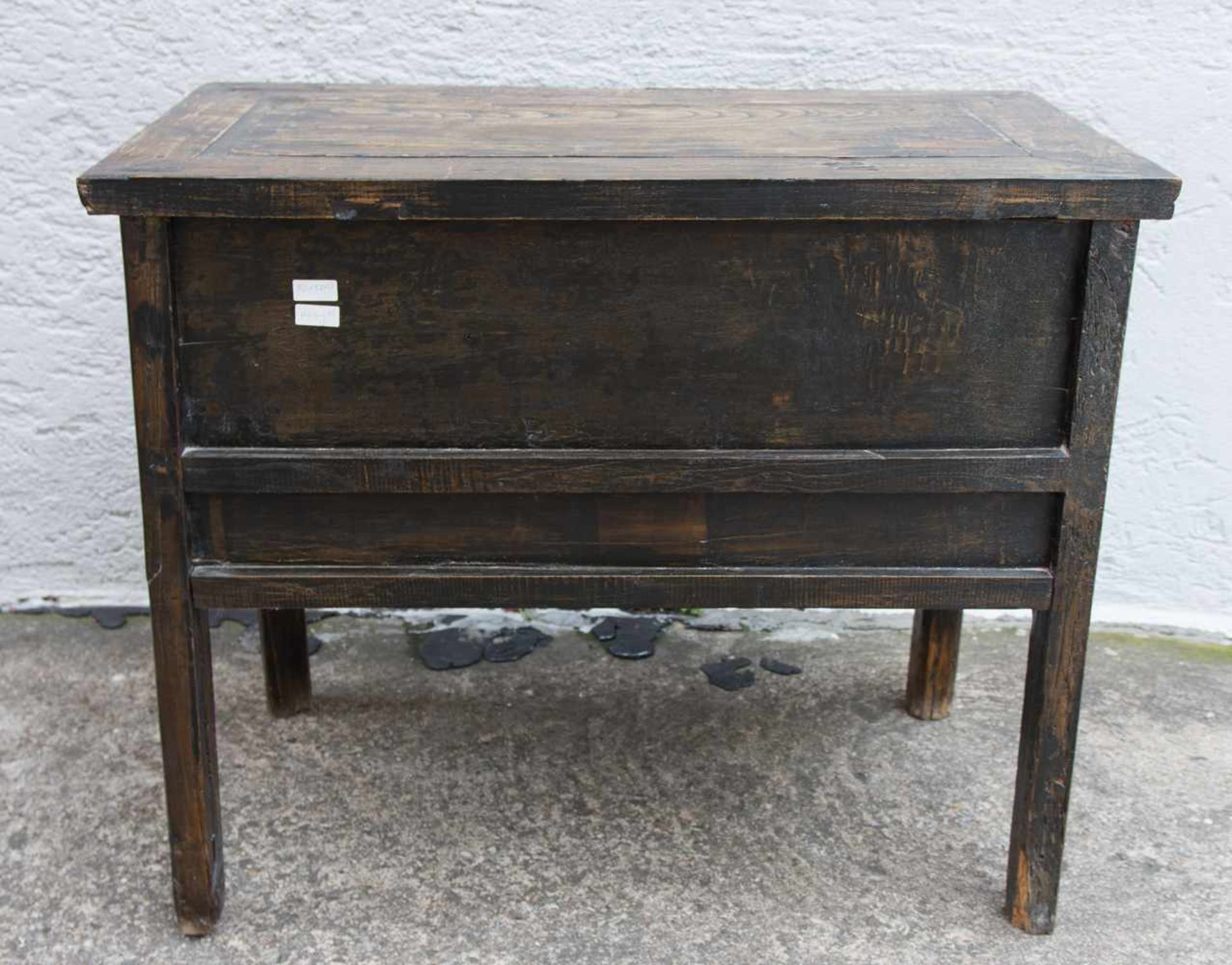 KLEINES SIDEBOARD, beschnitztes und gebeiztes/geschwärztes Holz, China 1. Drittel 20. Jahrhundert - Bild 5 aus 5