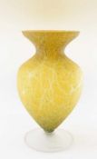 DESIGN-VASE, gelbes Glas mit Einschlüssen, Italien um 1970 Bauchige vase mit gelbem Fond, Überhang