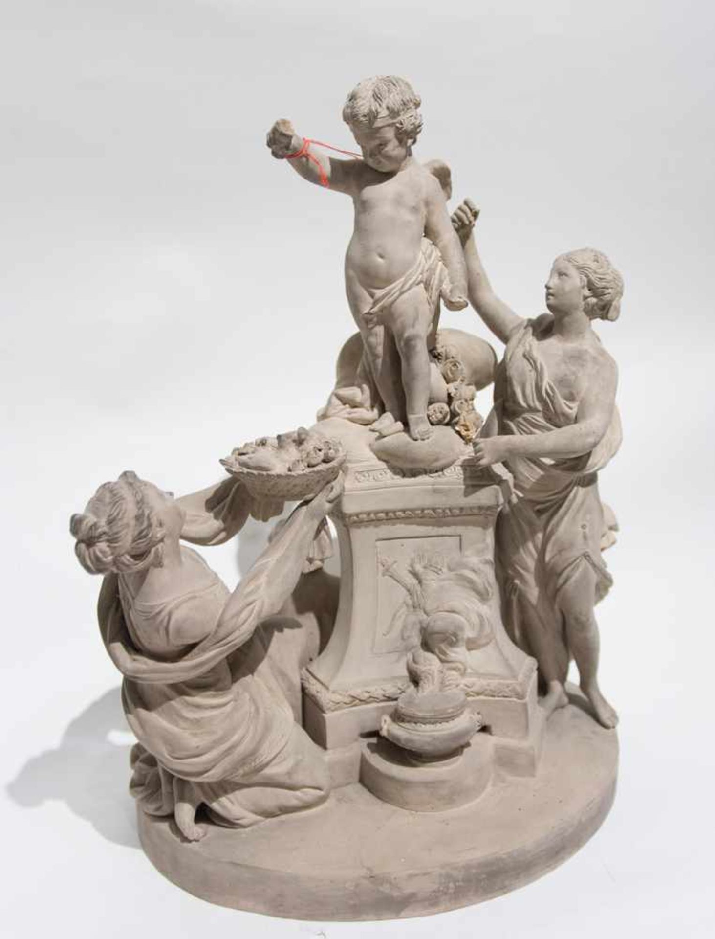 "GOTT HYMEN MIT ZWEI JUNGFRAUEN", mythologische Figurengruppe aus Terre de Lorraine- Ton, Frankreich - Bild 8 aus 15