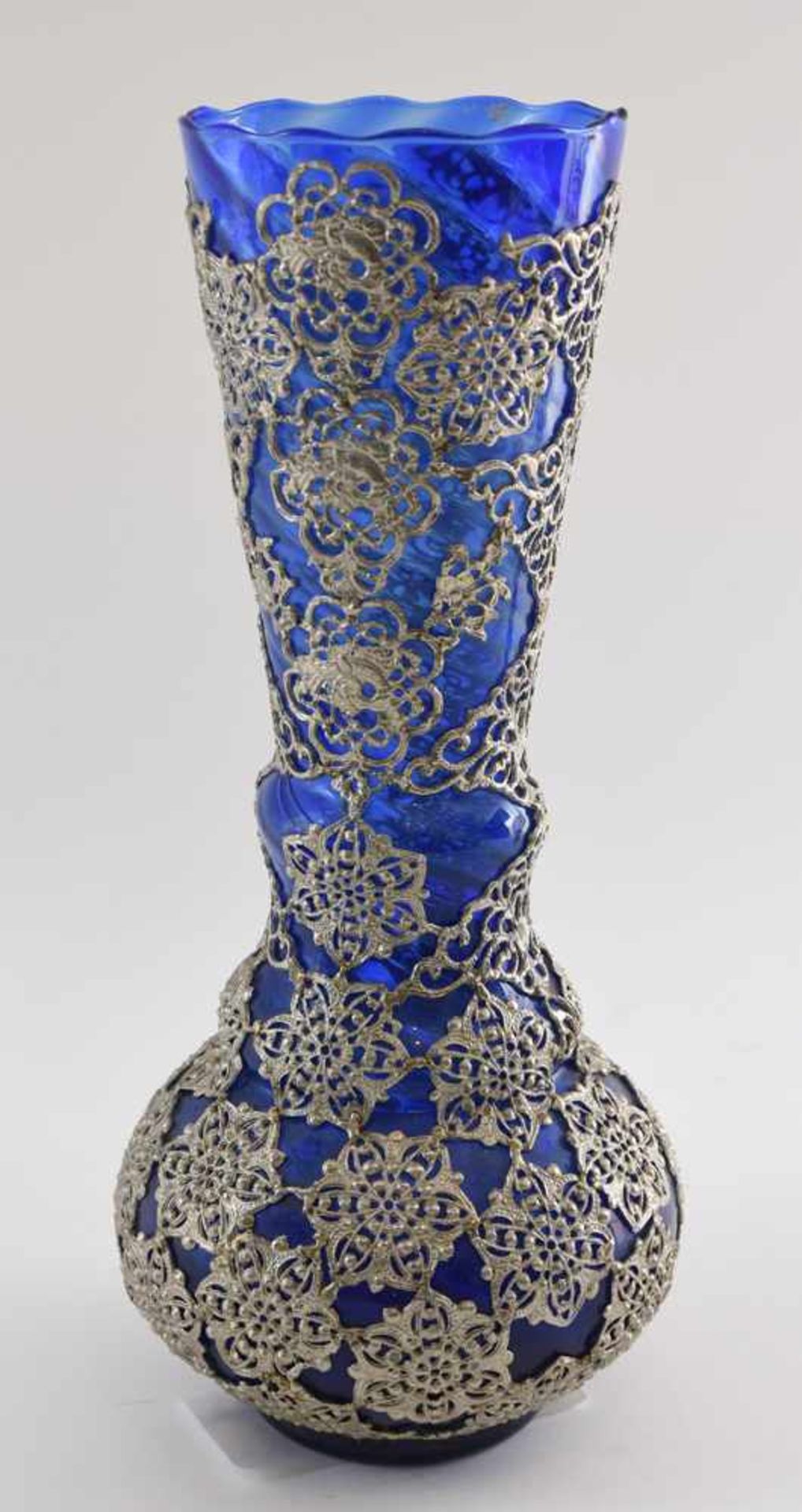 VASE, Blauglas mit dekorativen Metallapplikationen, erste Hälfte 20. Jahrhundert Bauchige, nach oben