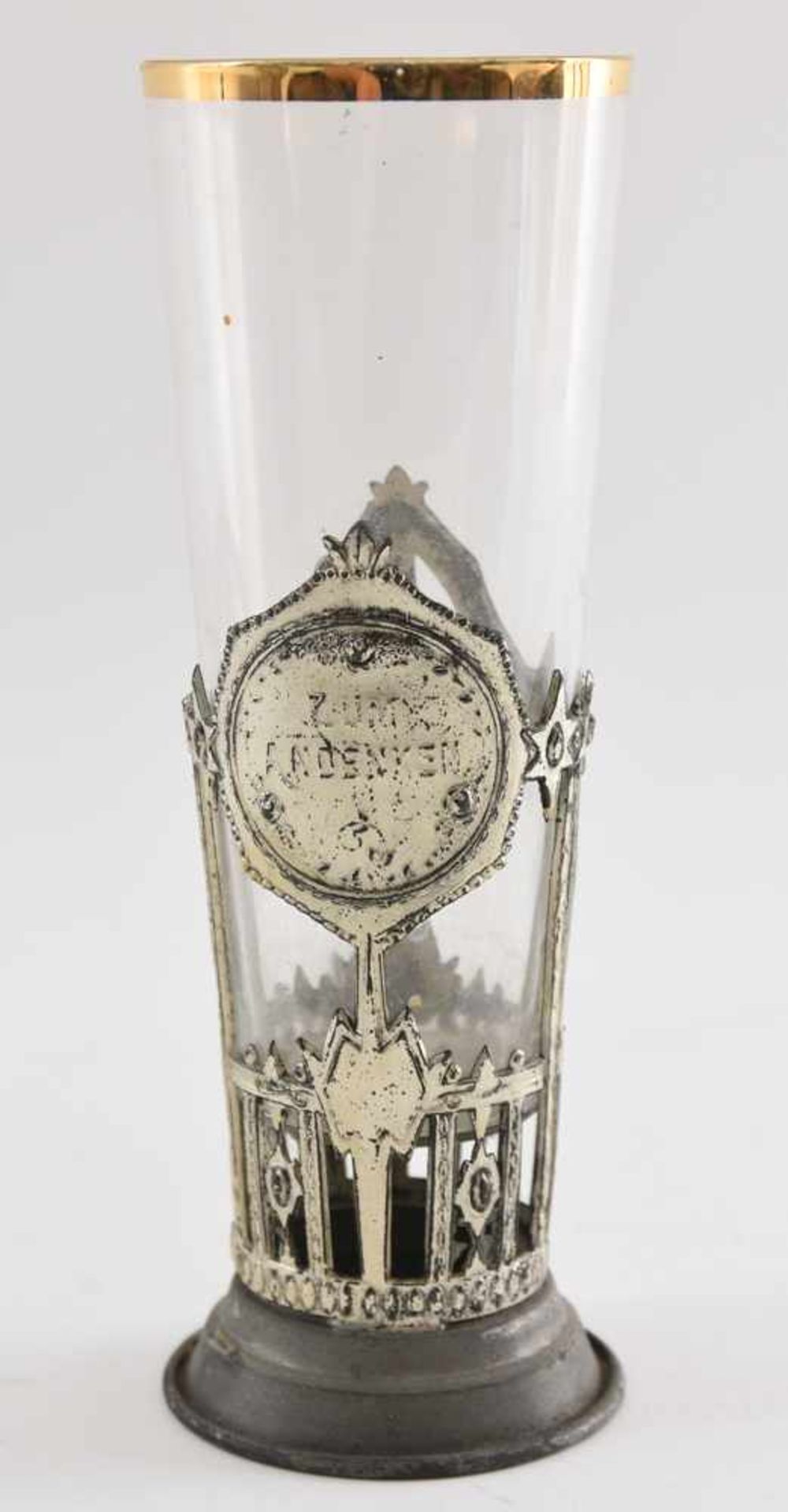 GLAS "ZUM ANDENKEN", mit Metall beschlagen und goldstaffiert, um 1900 Konischer Glaskörper schwebend