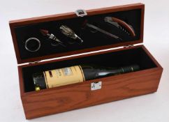 WEINSET, inkl. Rotwein, verschiedenes Zubehör in Original- Holzkiste, 21. Jahrhundert Flasche