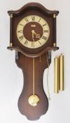 HERMLE WANDUHR, Pendeluhr, Holz/Messing, verglast, um 1990 Römische Ziffern, Ziffernblatt aus