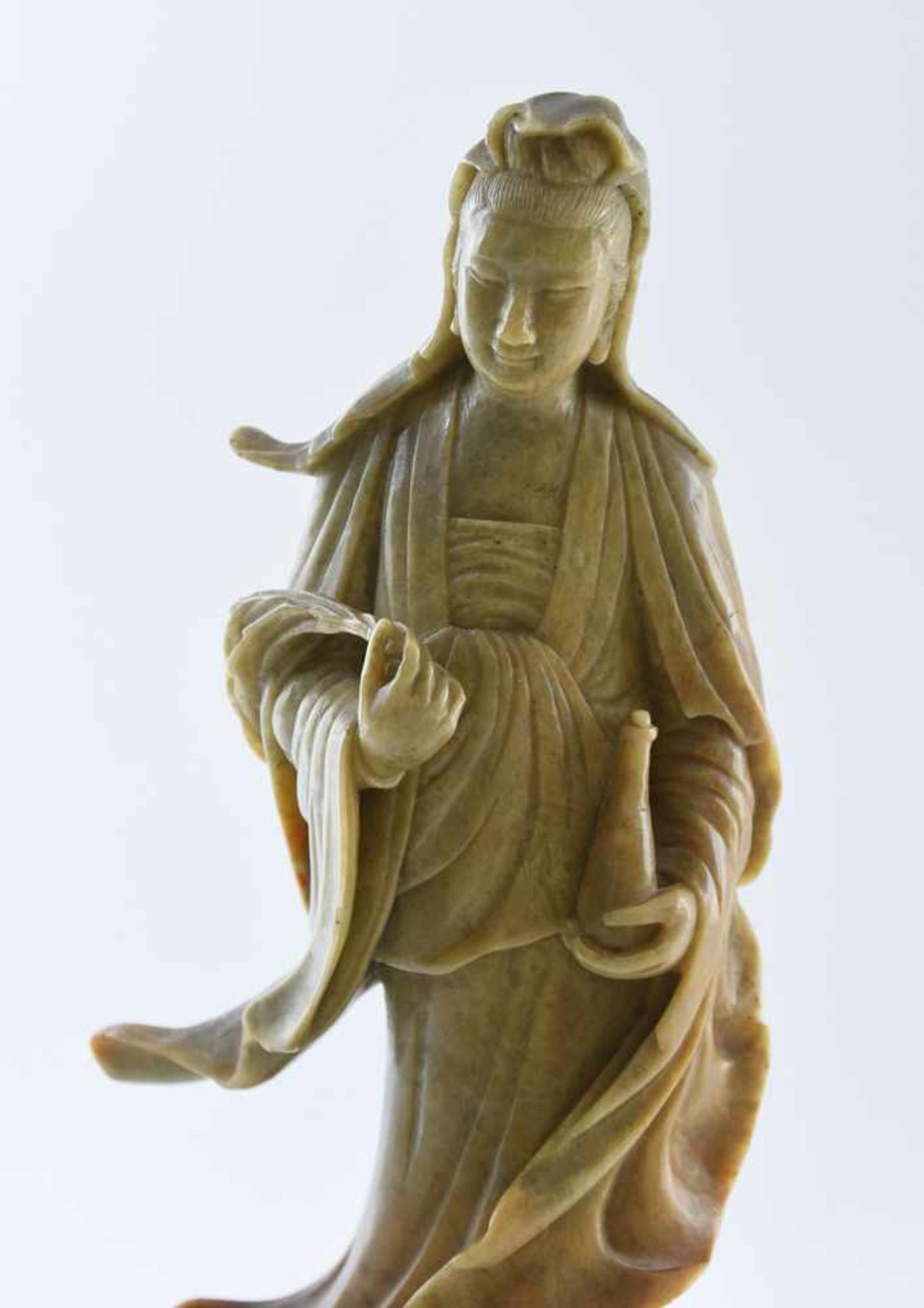 JUNGFRAU AUF SOCKEL, verschiedenfarbige Jade, China um 1900 Figur einer chinesischen Jungfrau bzw. - Bild 6 aus 10