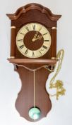 HERMLE WANDUHR, Pendeluhr, verglast, um 1990 Uhrwerk aus den USA. Gesamtmaße: 75 x 26 cm. Pendel und