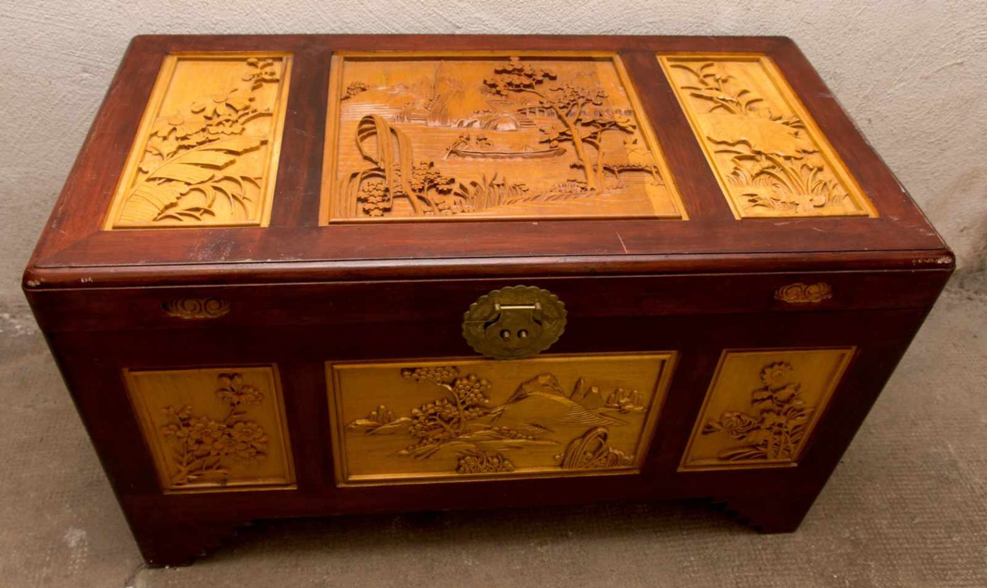 HOLZTRUHE, beschnitztes und lackiertes Holz,Messing, 20. Jahrhundert Truhe im asiatischen Stil,
