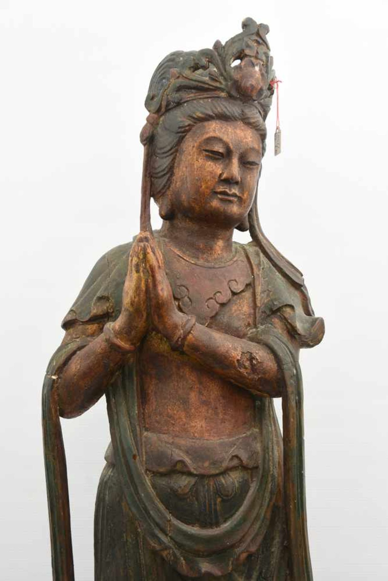 "KWAN-YIN BITTEND", bemaltes Holz auf Holzsockel, China frühes 20. Jahrhundert Beschnitzes und - Image 2 of 6