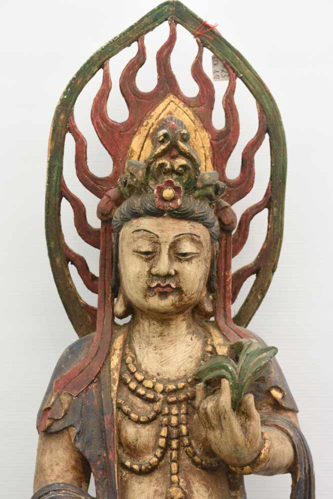 KWAN-YIN, beschnitztes und polychrom bemaltes Holz, China um 1900 Darstellung der chinesischen - Bild 2 aus 5