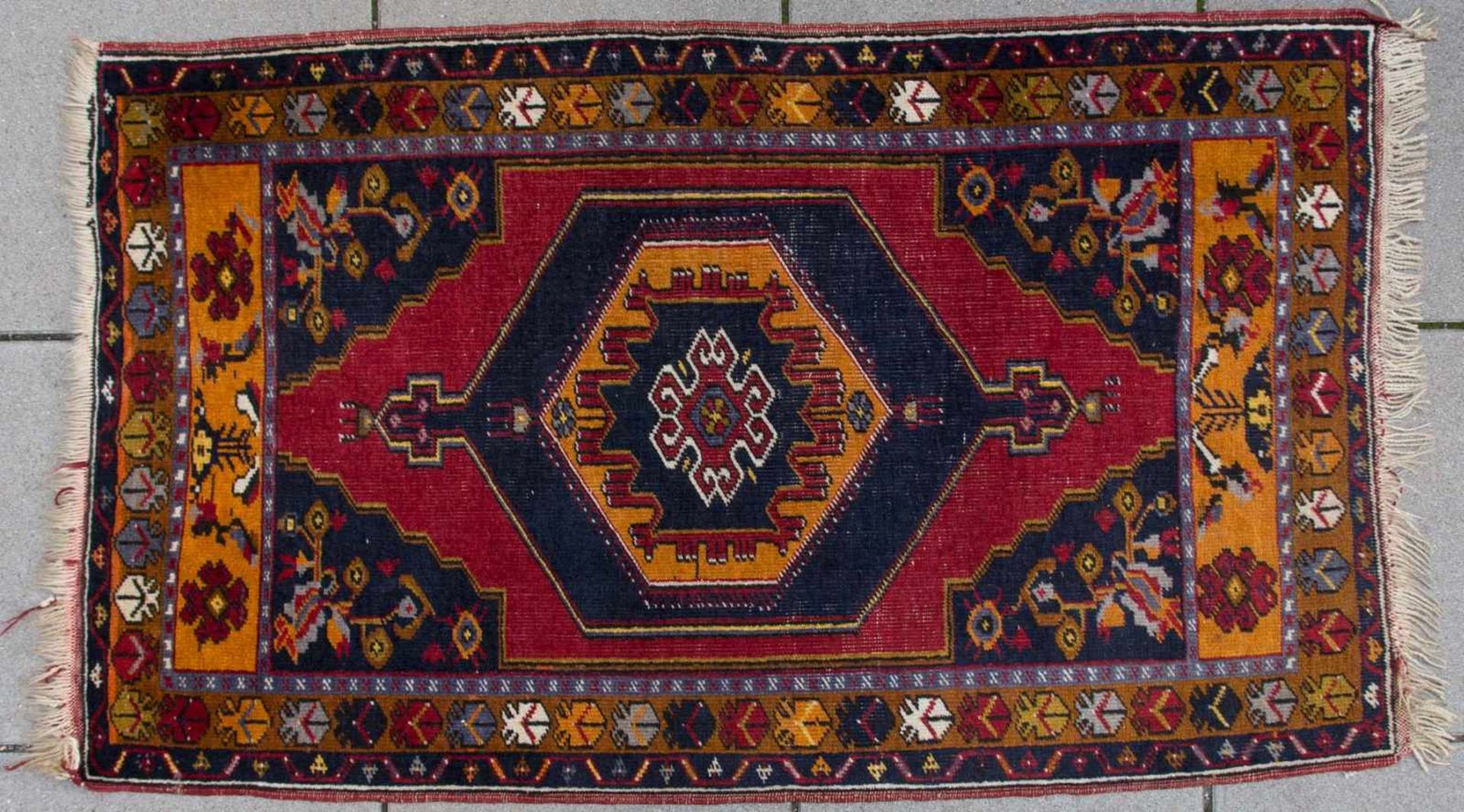 TEPPICH, Wolle/Baumwolle, Türkei 20. Jahrhundert Roter Grund, Maße: 92 x 160