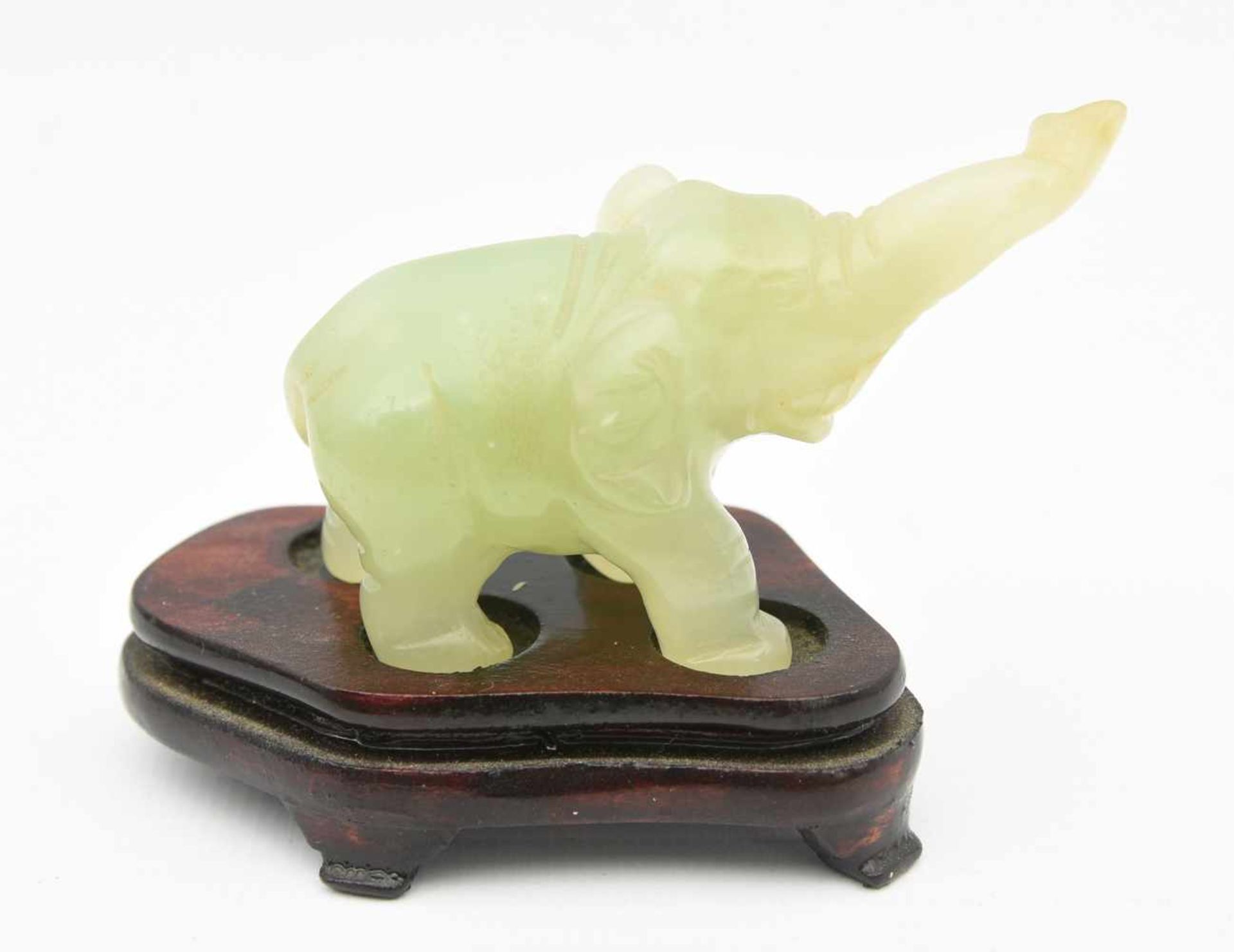 ELEFANT, Jade und Holz, Indien 20. Jahrhundert Figur eines Jade-Elefanten auf einem Holzsockel, Höhe - Bild 2 aus 3