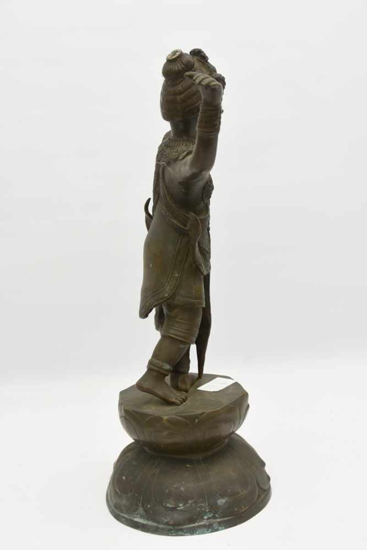 "TANZENDE GÖTTIN", Bronze patiniert, Südasien frühes 20. Jahrhundert Bronzefigur einer tanzenden - Bild 3 aus 7