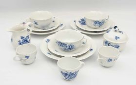 KONVOLUT MEISSEN "DEUTSCHE BLAUE BLUME", handbemaltes und glasiertes Porzellan,1. Wahl, gemarkt,