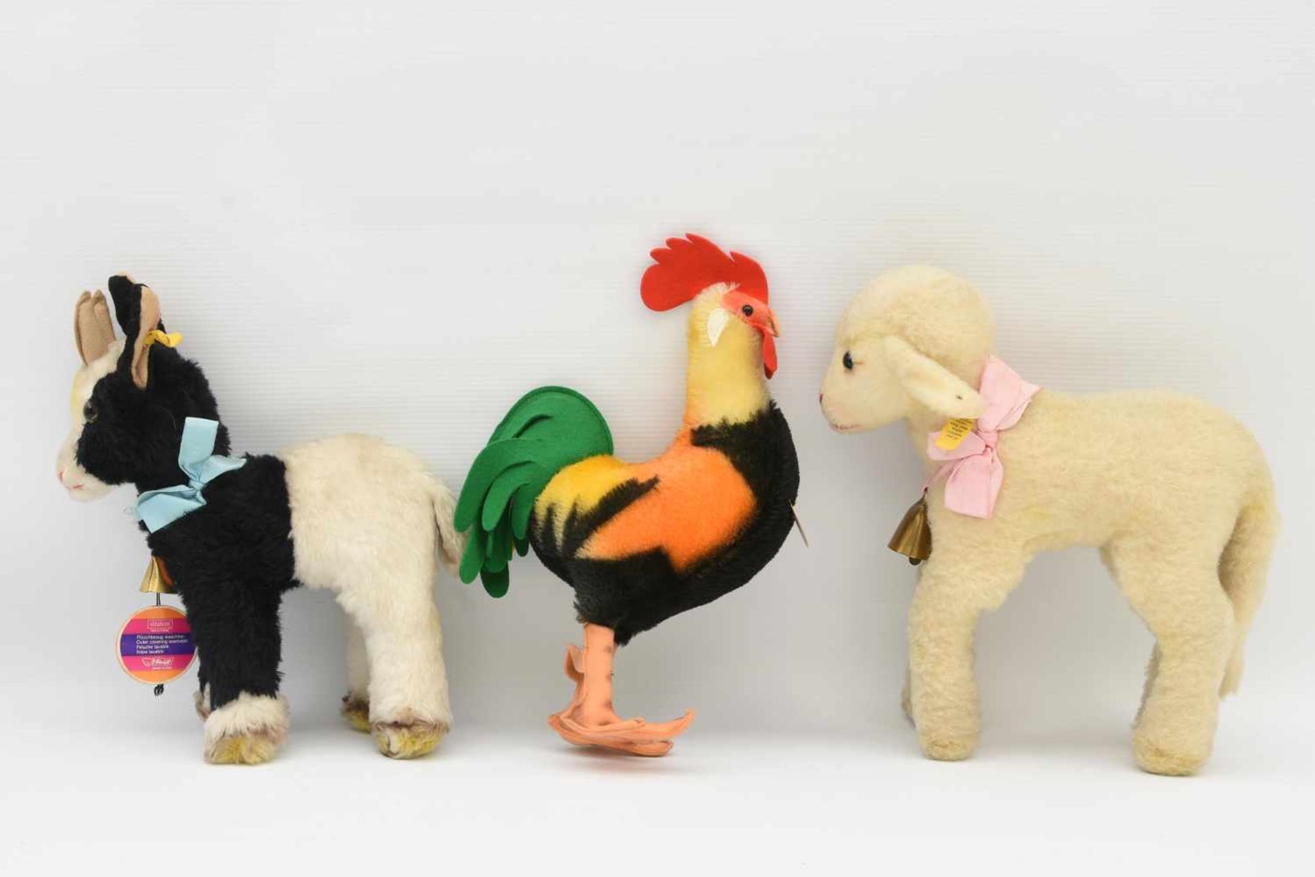 STEIFF. "Drei heimische Nutztiere", Wolle/Baumwolle/Dralon, Knopffahne und original Steiff-Marke, - Bild 2 aus 3