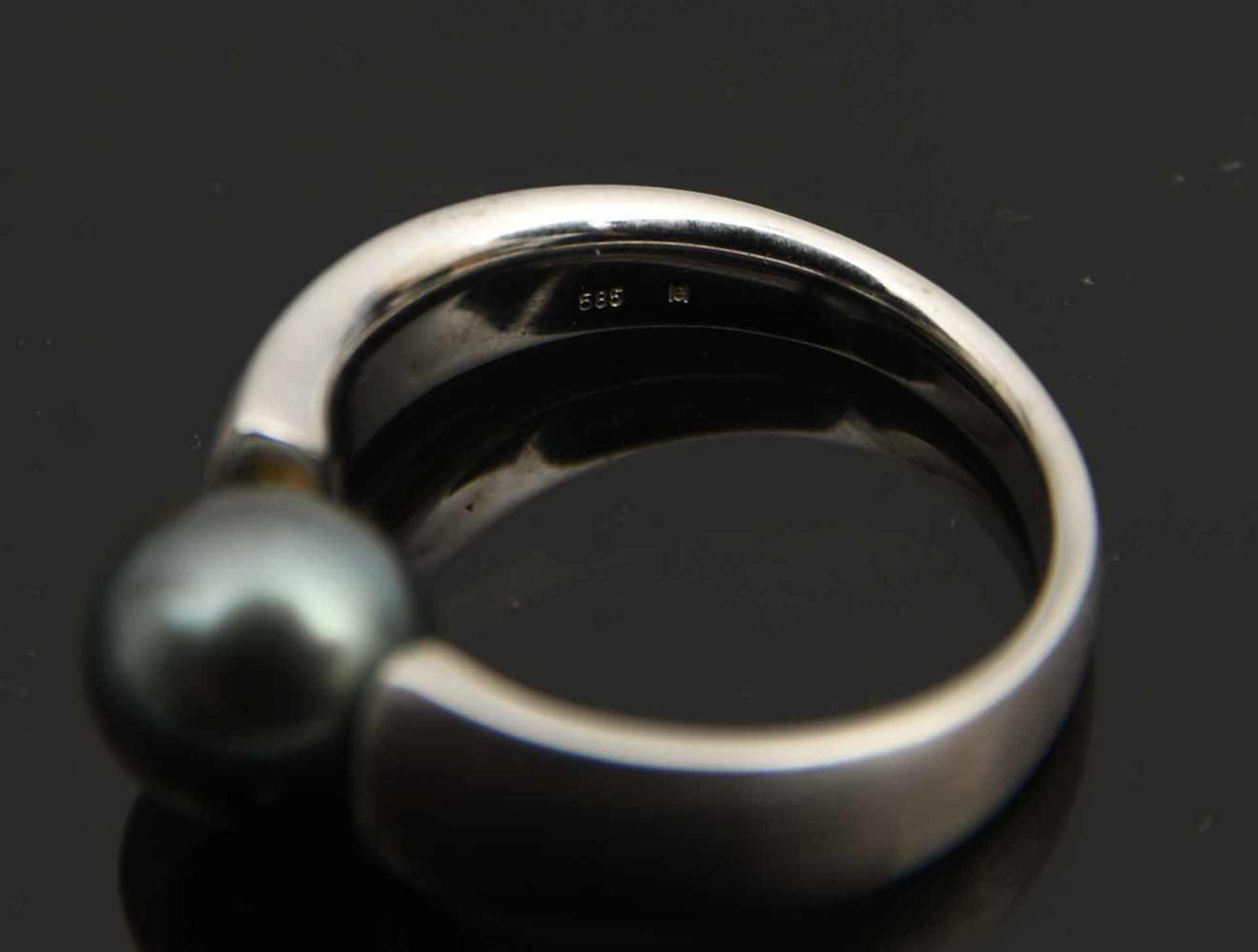 KONVOLUT RINGE MIT STEINEN UND PERLE, 585/750 GG/WG Konvolut aus: Einem Ring 750 GG mit - Bild 5 aus 5