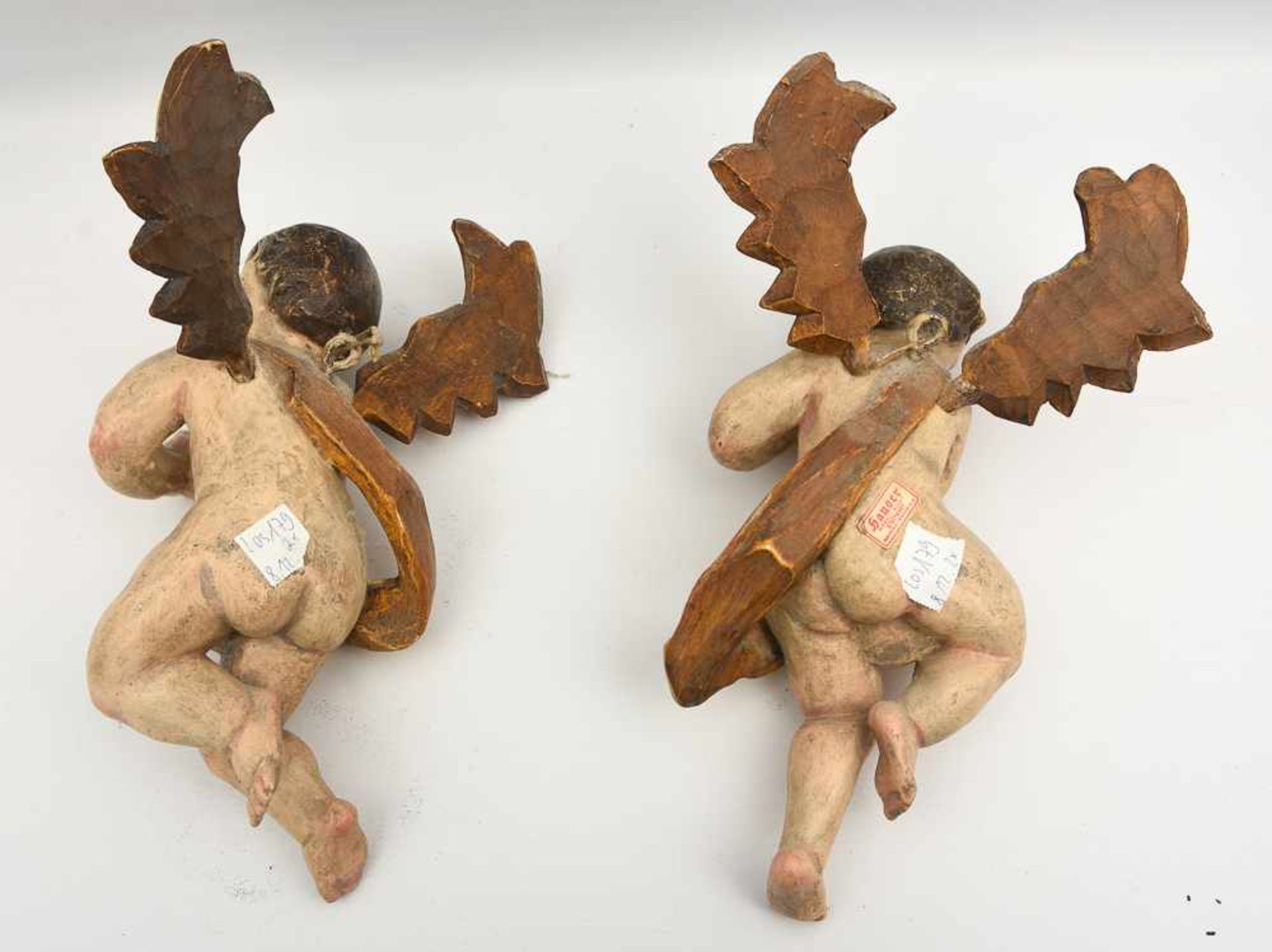 ZWEI ENGEL IM BAROCKSTIL, beschnitztes und bemaltes Holz, Italien Mitte 20. Jahrhundert Zwei - Bild 2 aus 3