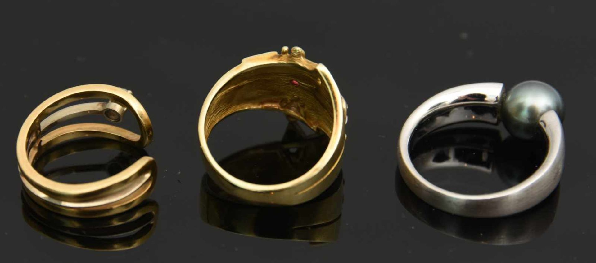 KONVOLUT RINGE MIT STEINEN UND PERLE, 585/750 GG/WG Konvolut aus: Einem Ring 750 GG mit - Bild 2 aus 5