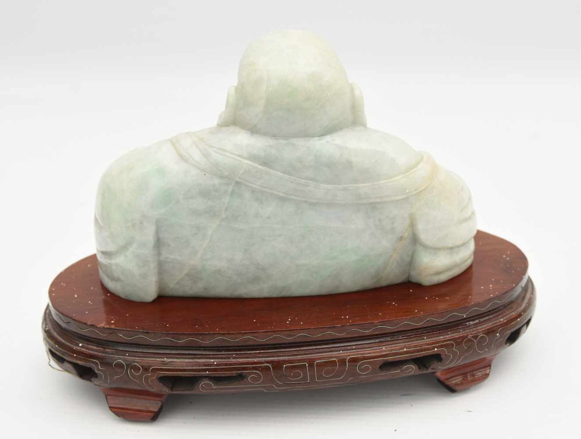 PU-TAI, Birma-Jade/Holz, China 20. Jahrhundert Hellgrüne Jade-Figur eines lachenden Buddha ( - Bild 3 aus 4