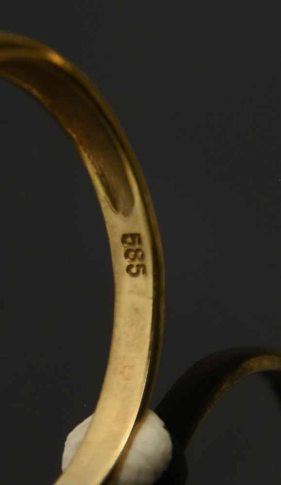 SCHMUCK- KONVOLUT: Halskette, Ring und Armreif, 585 GG, 20. Jahrhundert Gesamtgewicht 23 g - Bild 3 aus 4