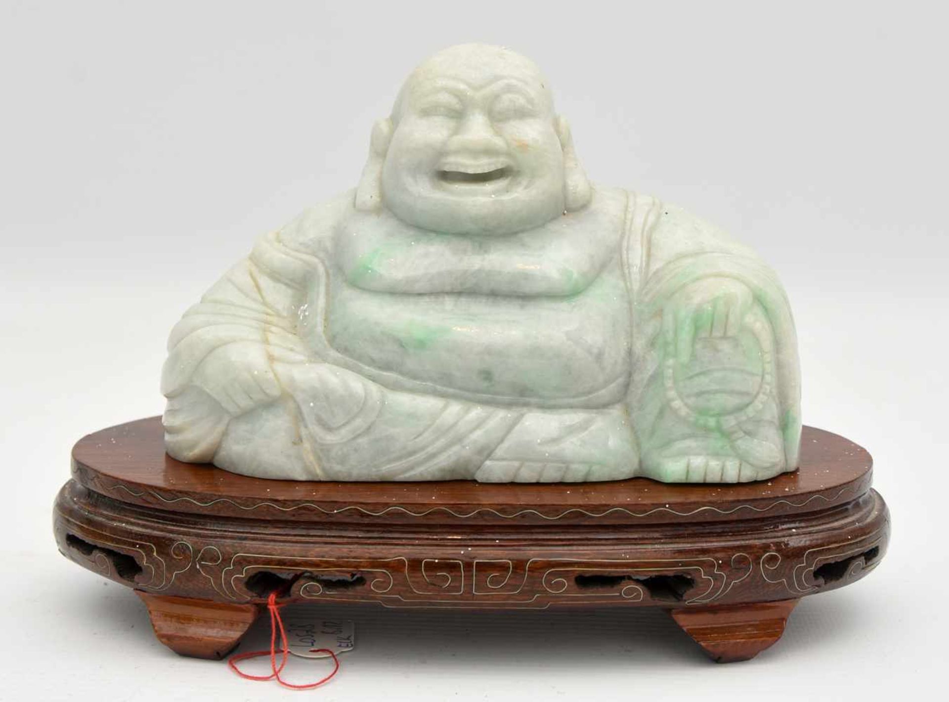 PU-TAI, Birma-Jade/Holz, China 20. Jahrhundert Hellgrüne Jade-Figur eines lachenden Buddha (