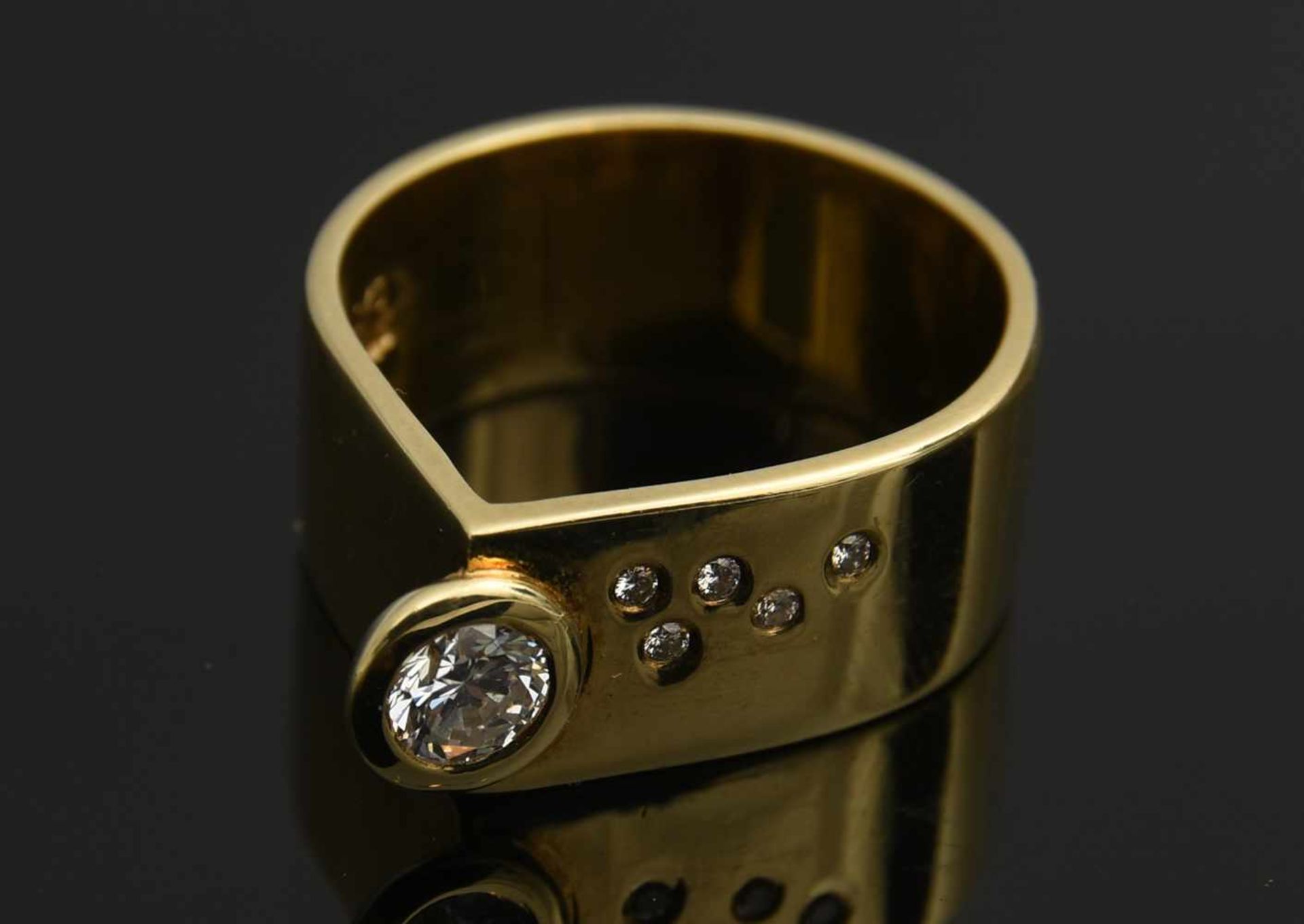 BRILLIANT-RING, 585 GG, 20. Jahrhundert Ring aus Gelbgold mit 0,43K Brilliant, Gewicht: 9 g. - Bild 6 aus 6