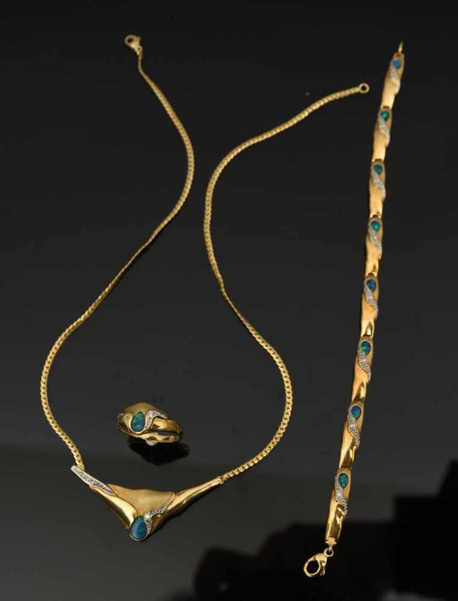 SCHMUCK- KONVOLUT: Halskette, Ring und Armreif, 585 GG, 20. Jahrhundert Gesamtgewicht 23 g