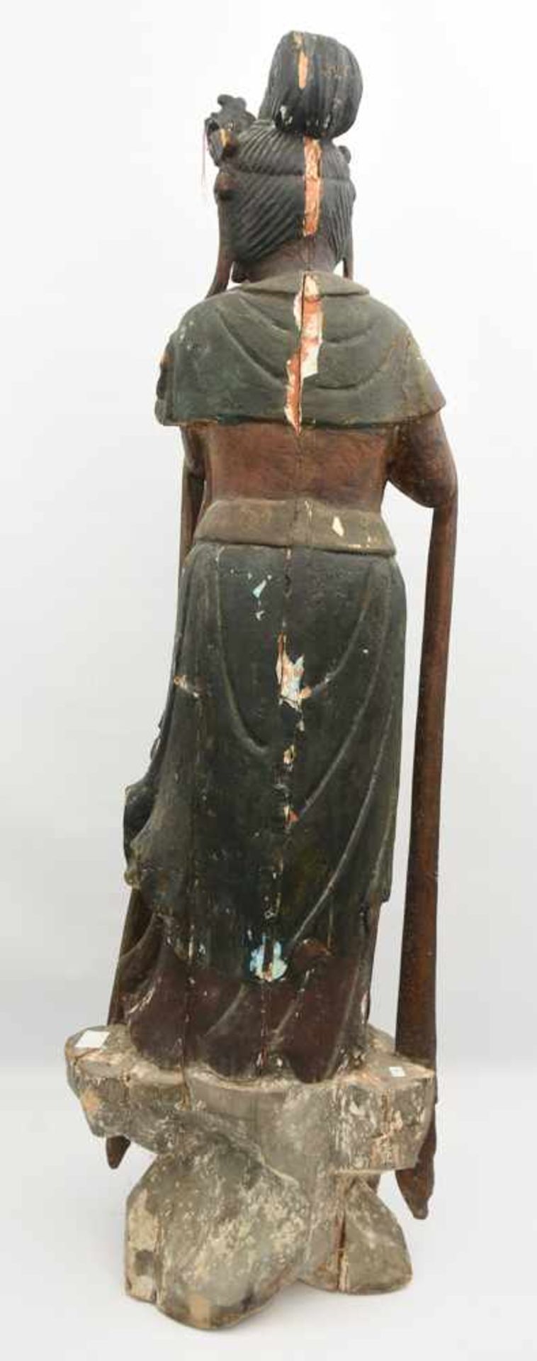 "KWAN-YIN BITTEND", bemaltes Holz auf Holzsockel, China frühes 20. Jahrhundert Beschnitzes und - Image 5 of 6