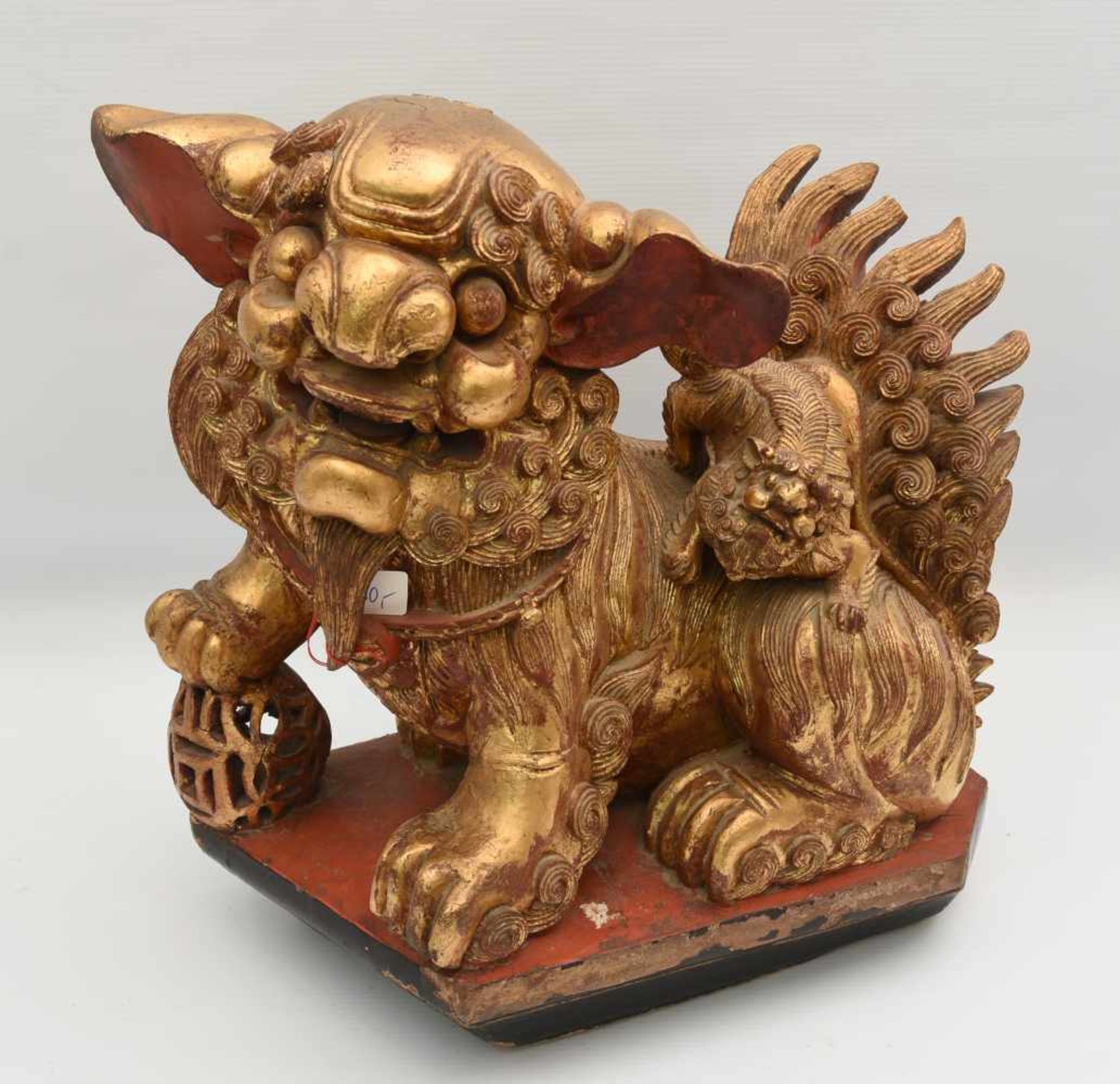SHI-SHI, bemaltes und goldstaffiertes Holz, China Ende 19. Jahrhundert Chinesischer Wächterlöwe,