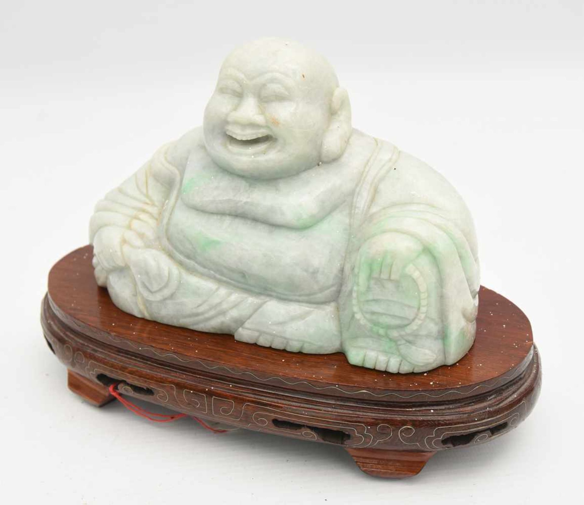 PU-TAI, Birma-Jade/Holz, China 20. Jahrhundert Hellgrüne Jade-Figur eines lachenden Buddha ( - Bild 2 aus 4