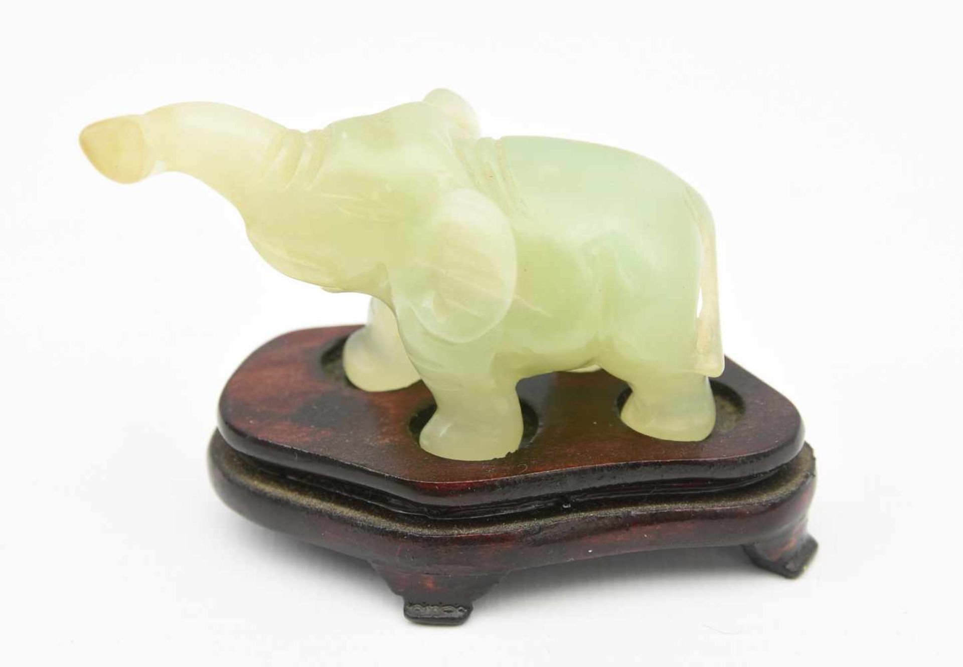 ELEFANT, Jade und Holz, Indien 20. Jahrhundert Figur eines Jade-Elefanten auf einem Holzsockel, Höhe