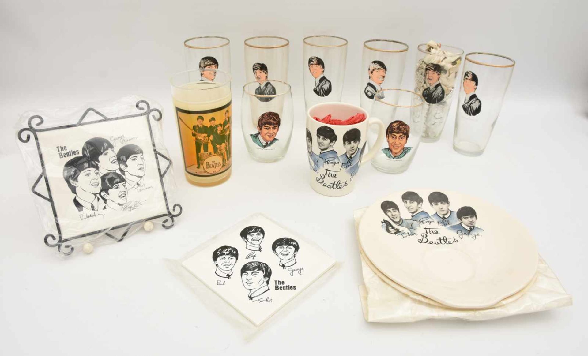 THE BEATLES MEMORABILIA 4: Gläser, Tassen, Teller, bedrucktes Glas/Porzellan, UK 1960s Konvolut