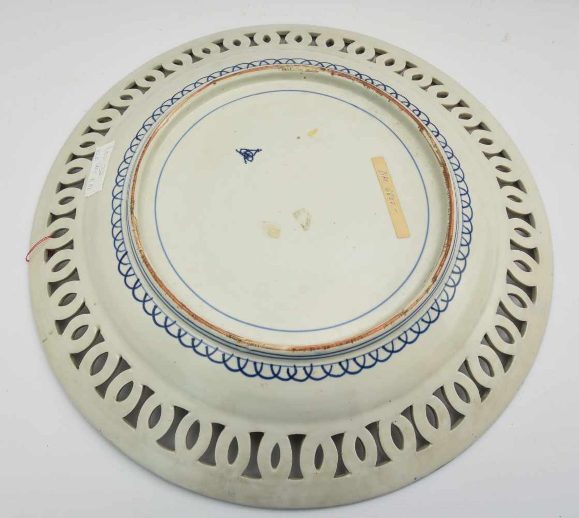 IMAVI- TELLER, bemaltes und glasiertes Porzellan gemarkt, Japan um 1800 Großer japanischer Teller - Bild 2 aus 4