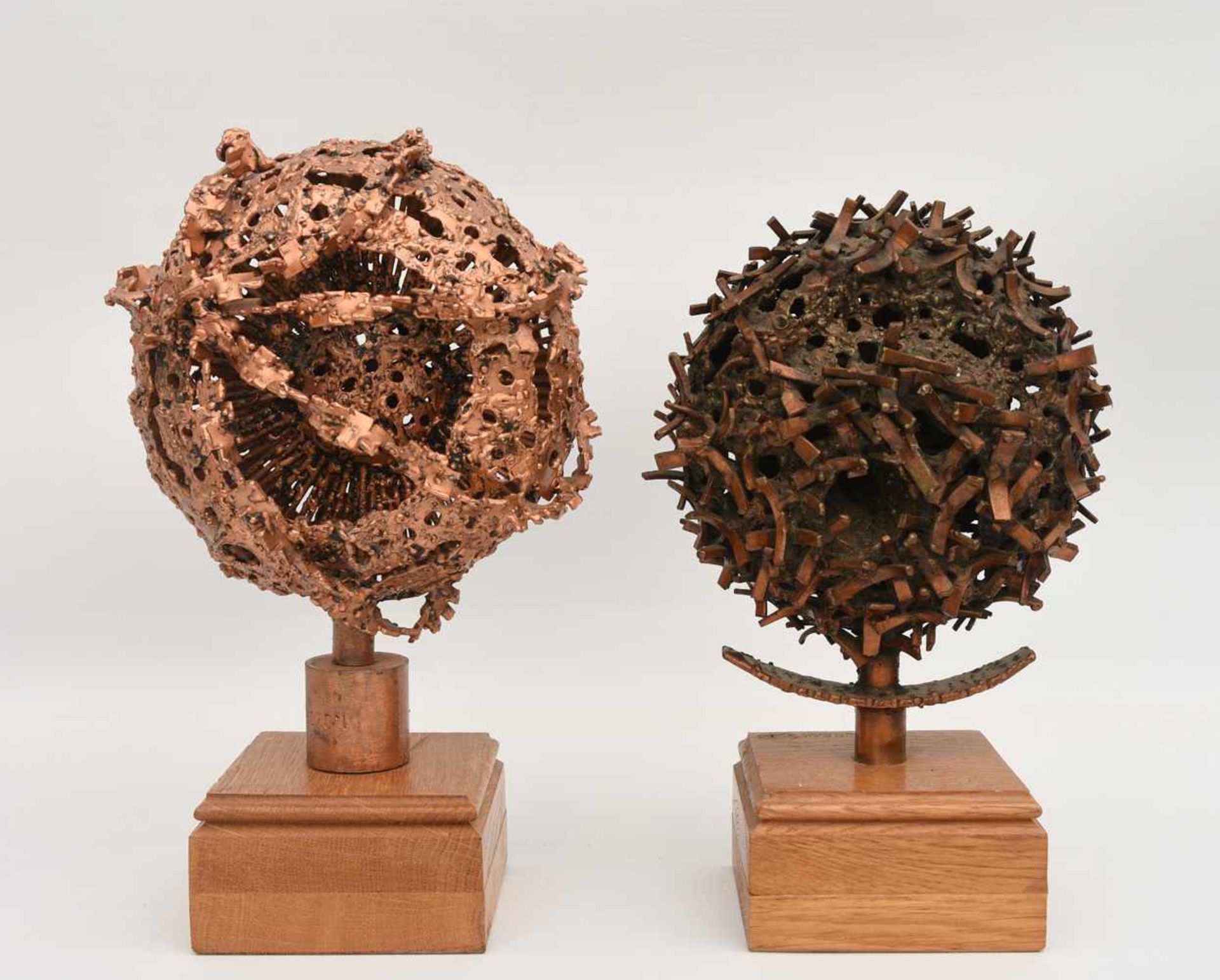 I.DVORAK, "Zwei Bäume", Skulpturen aus Kupfer/Eisen auf Holz, bezeichnet und datiert Zwei aus