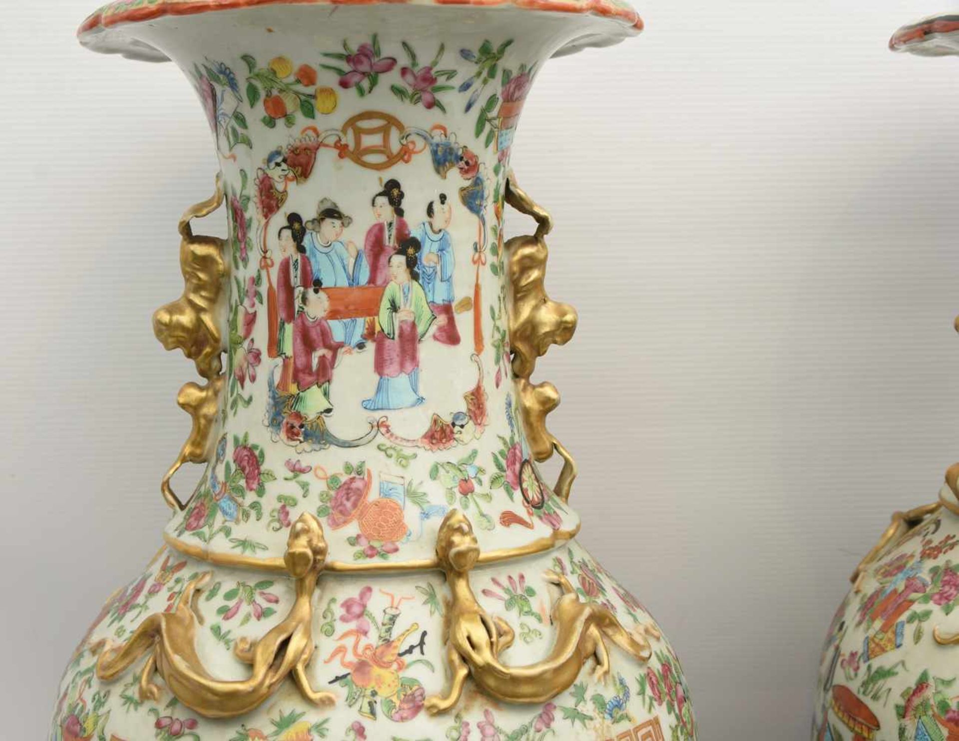 PAAR VASEN, Porzellan bemalt und glasiert, Kanton/ China um 1800 Zwillingsvasen reich bemalt aus - Bild 10 aus 13