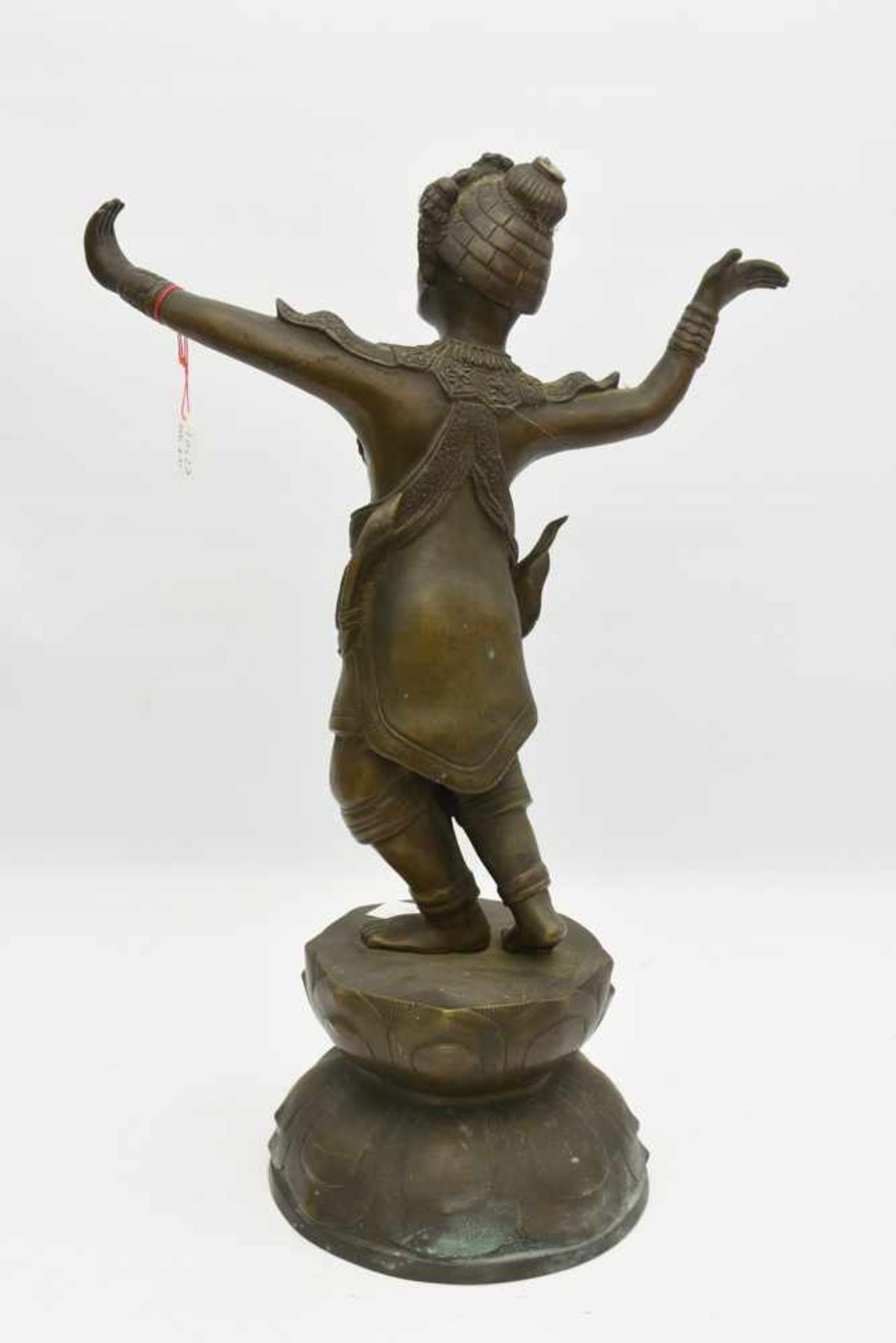 "TANZENDE GÖTTIN", Bronze patiniert, Südasien frühes 20. Jahrhundert Bronzefigur einer tanzenden - Bild 5 aus 7
