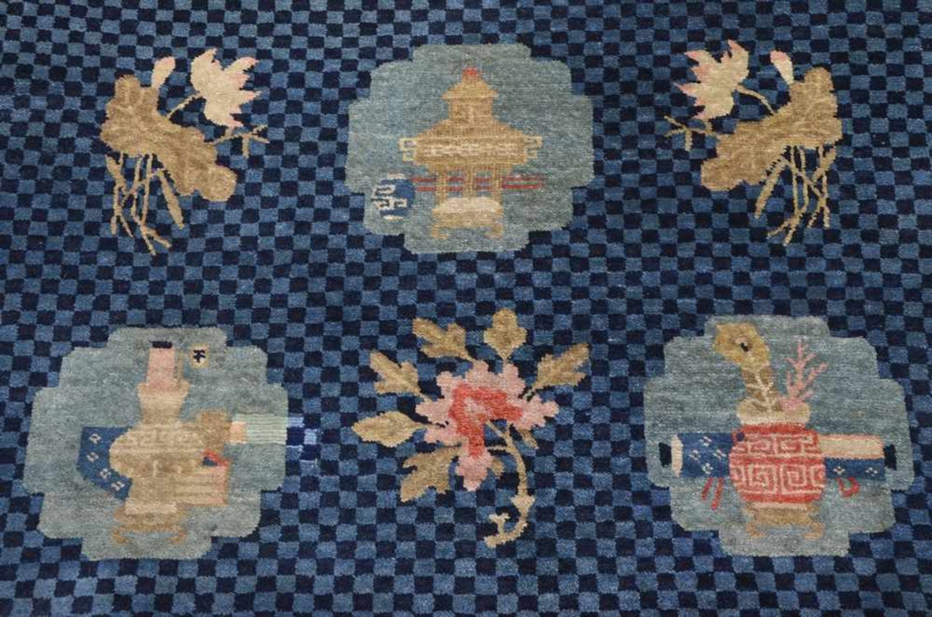 Chinesische Hochzeitsbrücke mit alternierenden Glückssymbolen und Blumen auf gewürfeltem Grund, - Bild 2 aus 3