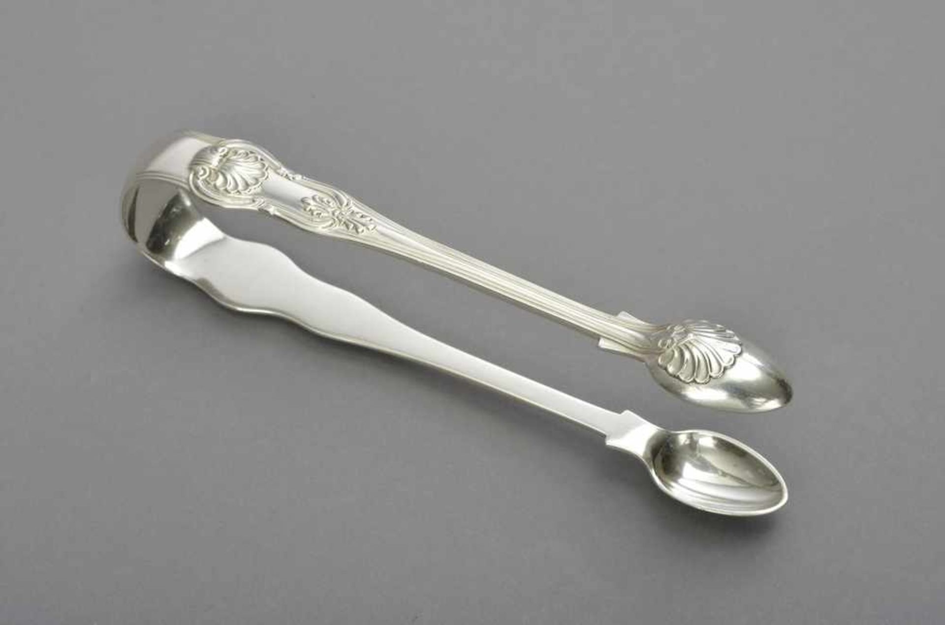 Englische Zuckerzange mit Muschel Dekor, London 1833, MZ: William Eaton, Silber 925, 77g, L. 16cm