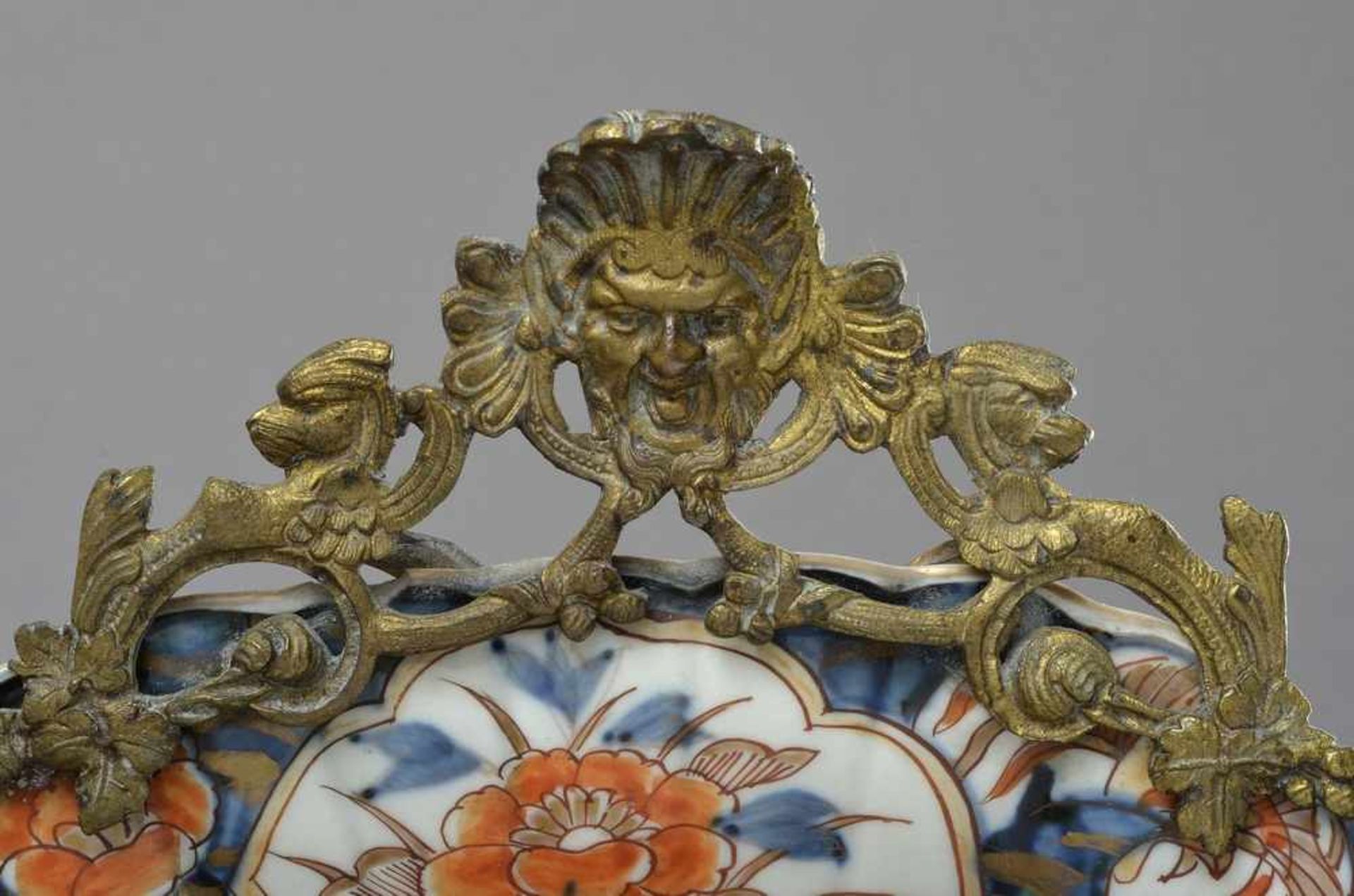 Wandblaaker mit Imari Teller in Ormolu Fassung mit Mascaron Dekor, Frankreich, Ende 19.Jh., 41x31cm, - Bild 2 aus 4