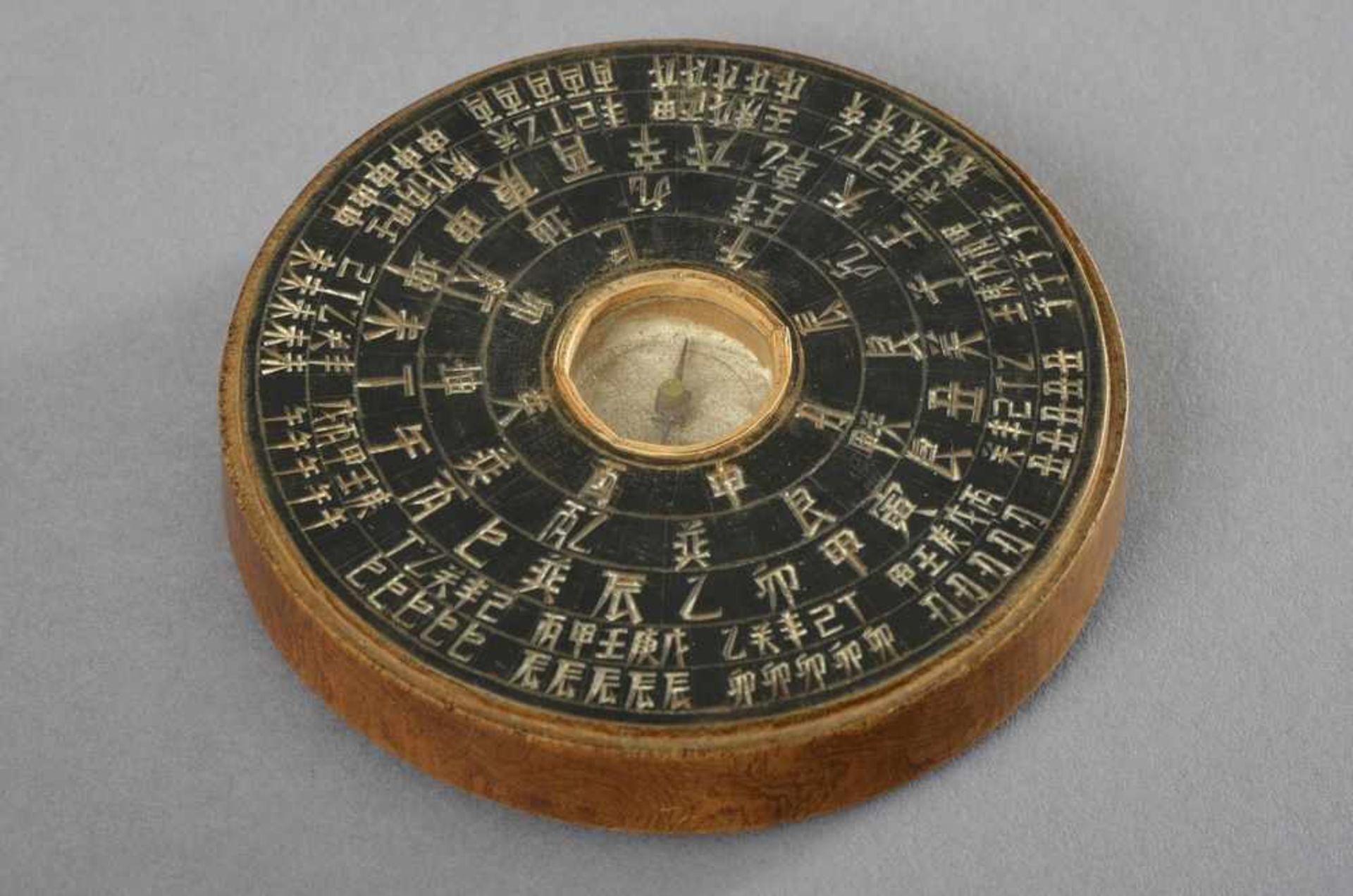 Chinesischer Kompass aus schwarz eingefärbtem Holz mit eingelassener Kompassnadel und Glasdeckel, - Bild 2 aus 3