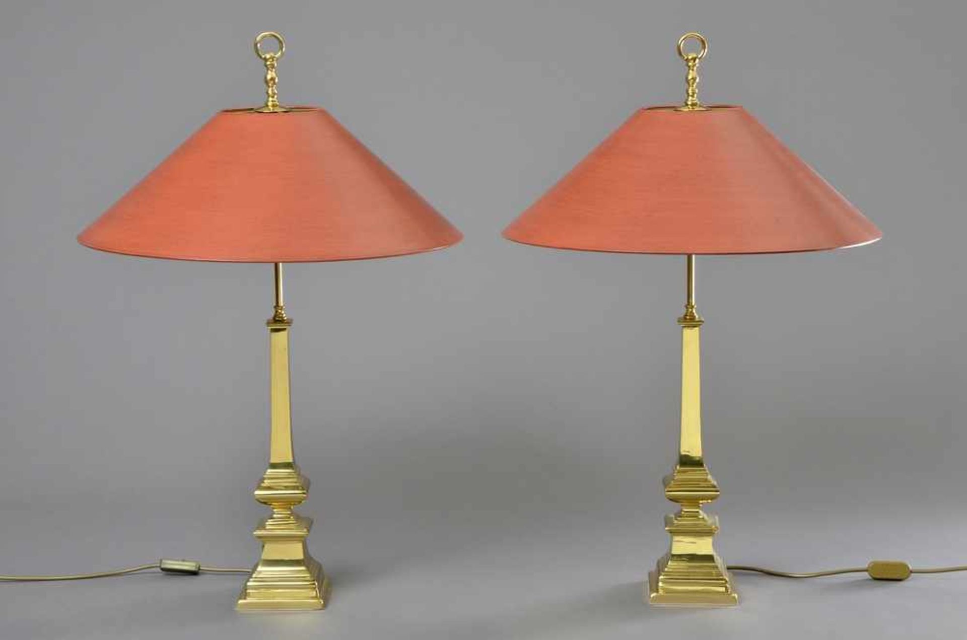 Paar Messing Lampen mit eckigem Säulenschaft, H. 84cm, Ø 51cm