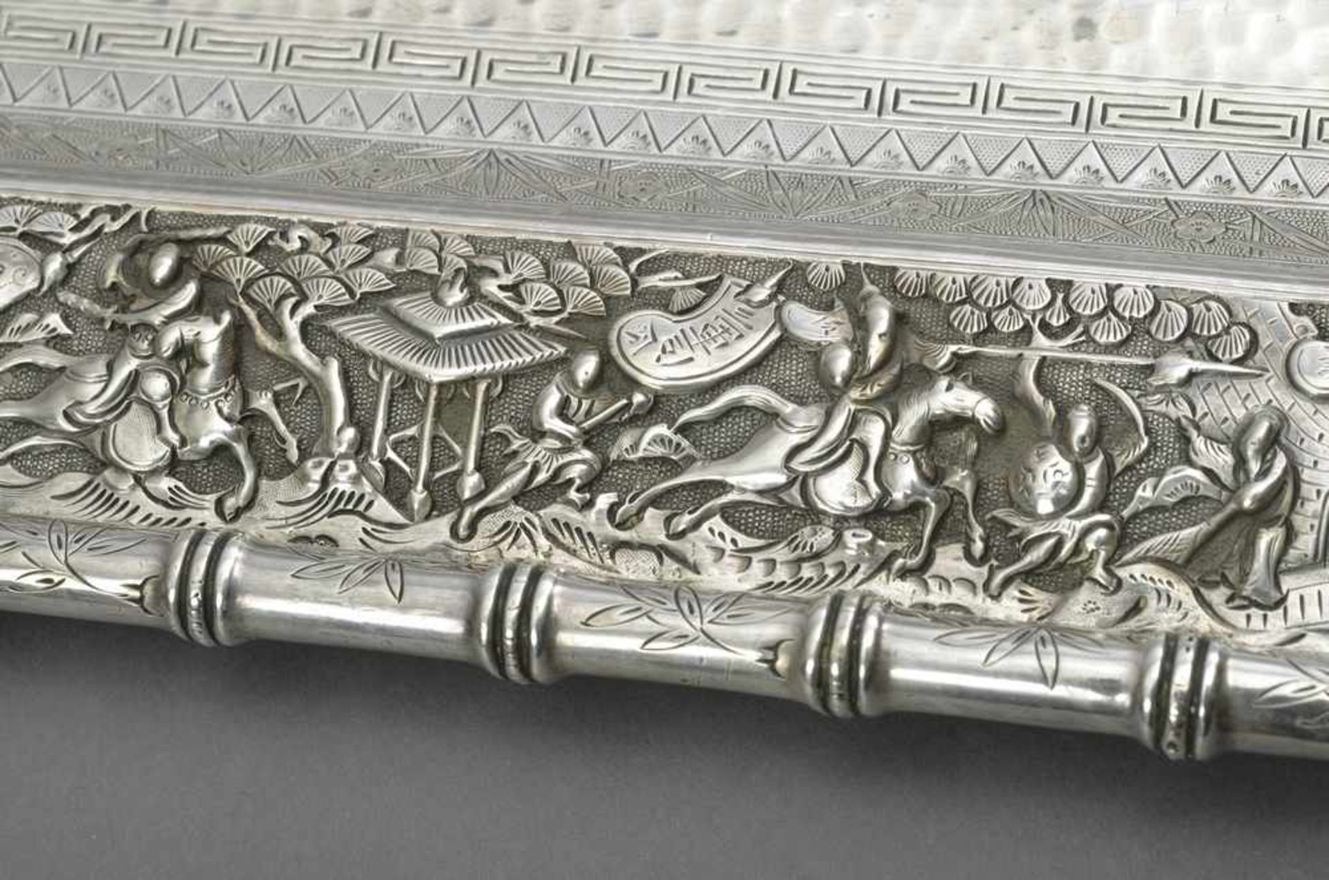 Großes chinesisches Tablett mit seitlichen Handhaben und reichem Relief- und Gravurdekor "Drachen - Bild 3 aus 6