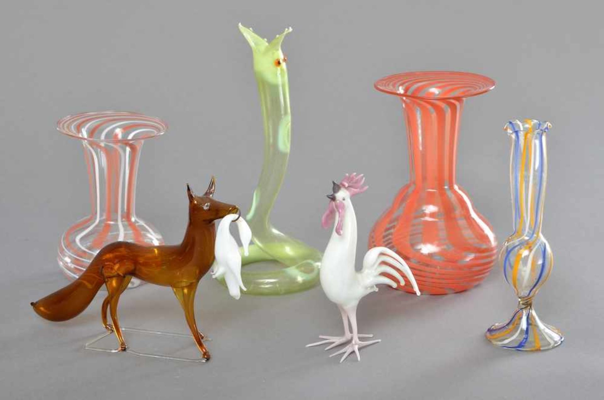 6 Diverse Teile Bimini Glas: 3 Vasen (H. 9-12cm) und 3 Tiere "Fuchs", "Hahn" und "Schlange", um