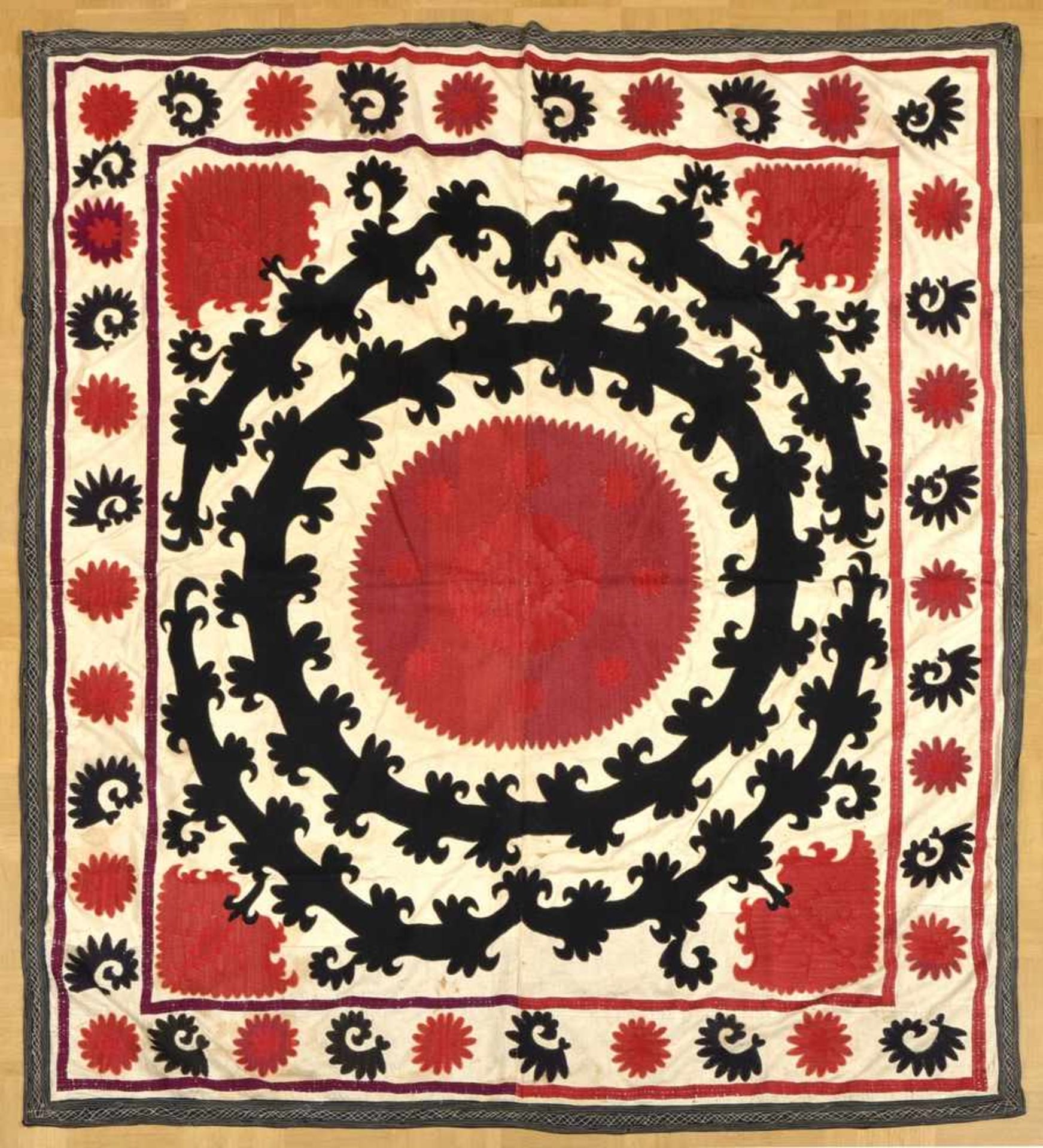 Suzani Nurata-Decke aus Baumwolle mit farbig gesticktem floralem Dekor, Tashkent/Samarkand Anfang