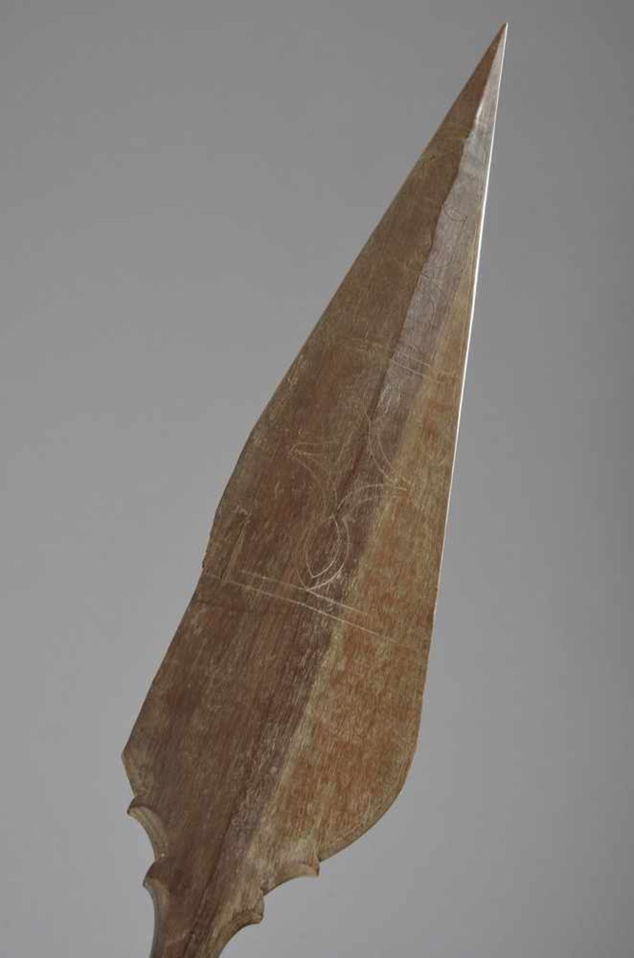 2 Diverse afrikanische Hartholz Paddel mit ornamentaler Schnitzerei, L. 139/135cm, Defekte, - Bild 2 aus 3