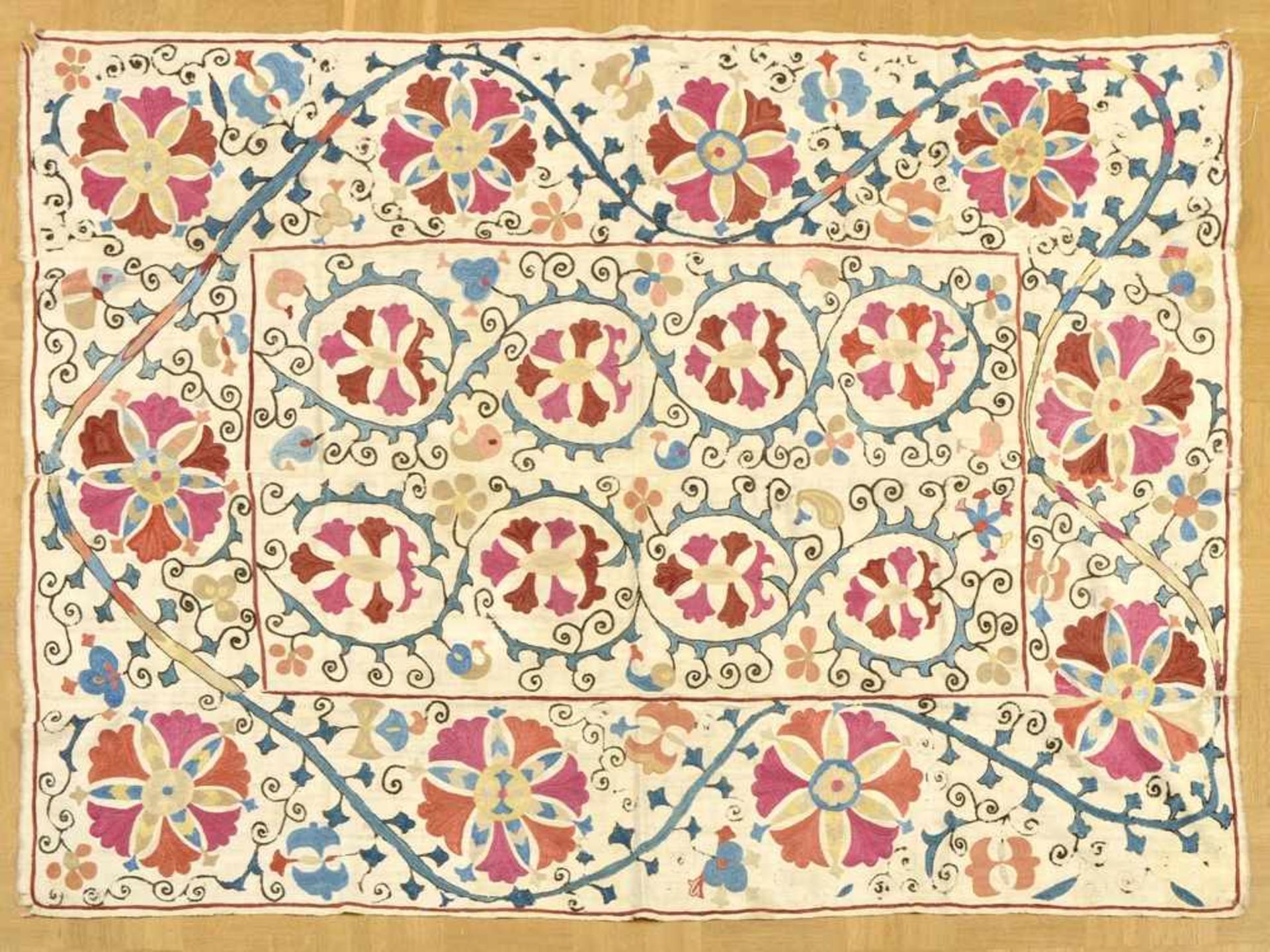 Suzani Decke aus Baumwolle mit farbig gesticktem floralem Dekor, Usbekistan/Buchara um 1900/1920,