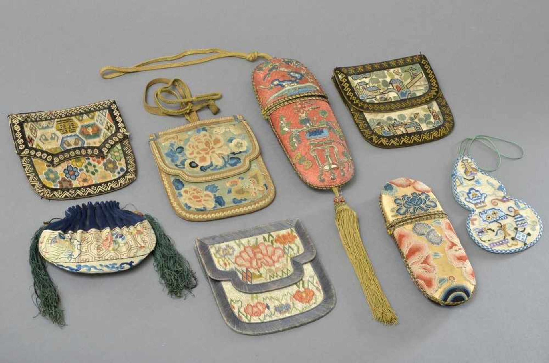 8 Diverse antike Textil Taschen und Etuis in verschiedenen Techniken, China 19.Jh., H. 13-18cm