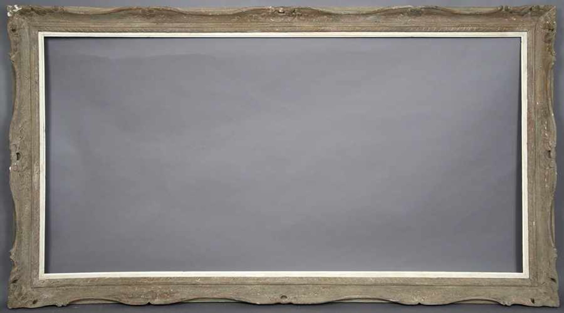 Große Impressionistenleiste, grau patiniert, floral beschnitzt, mit hellem Schlips, 101x201cm/12,
