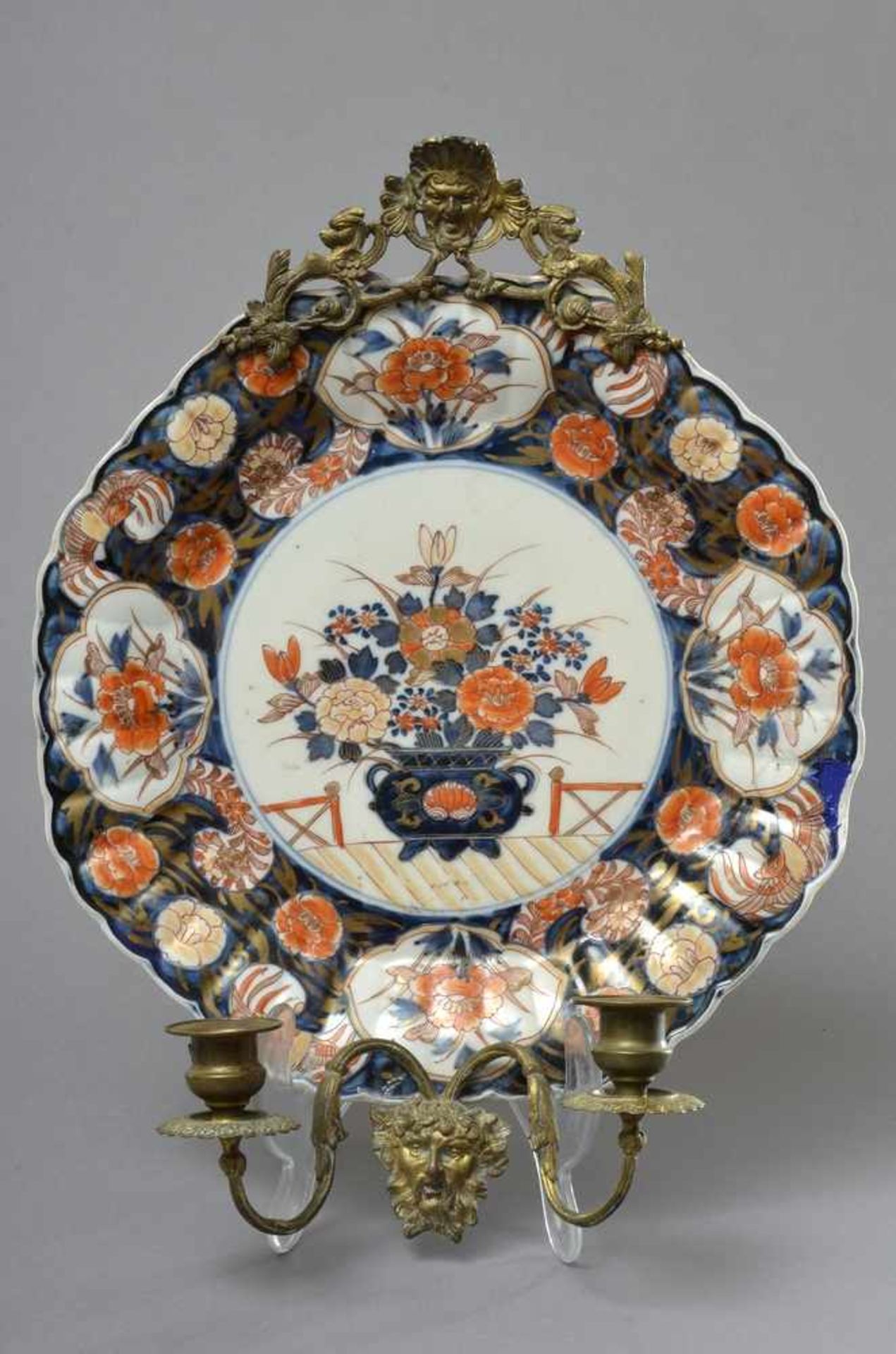 Wandblaaker mit Imari Teller in Ormolu Fassung mit Mascaron Dekor, Frankreich, Ende 19.Jh., 41x31cm,