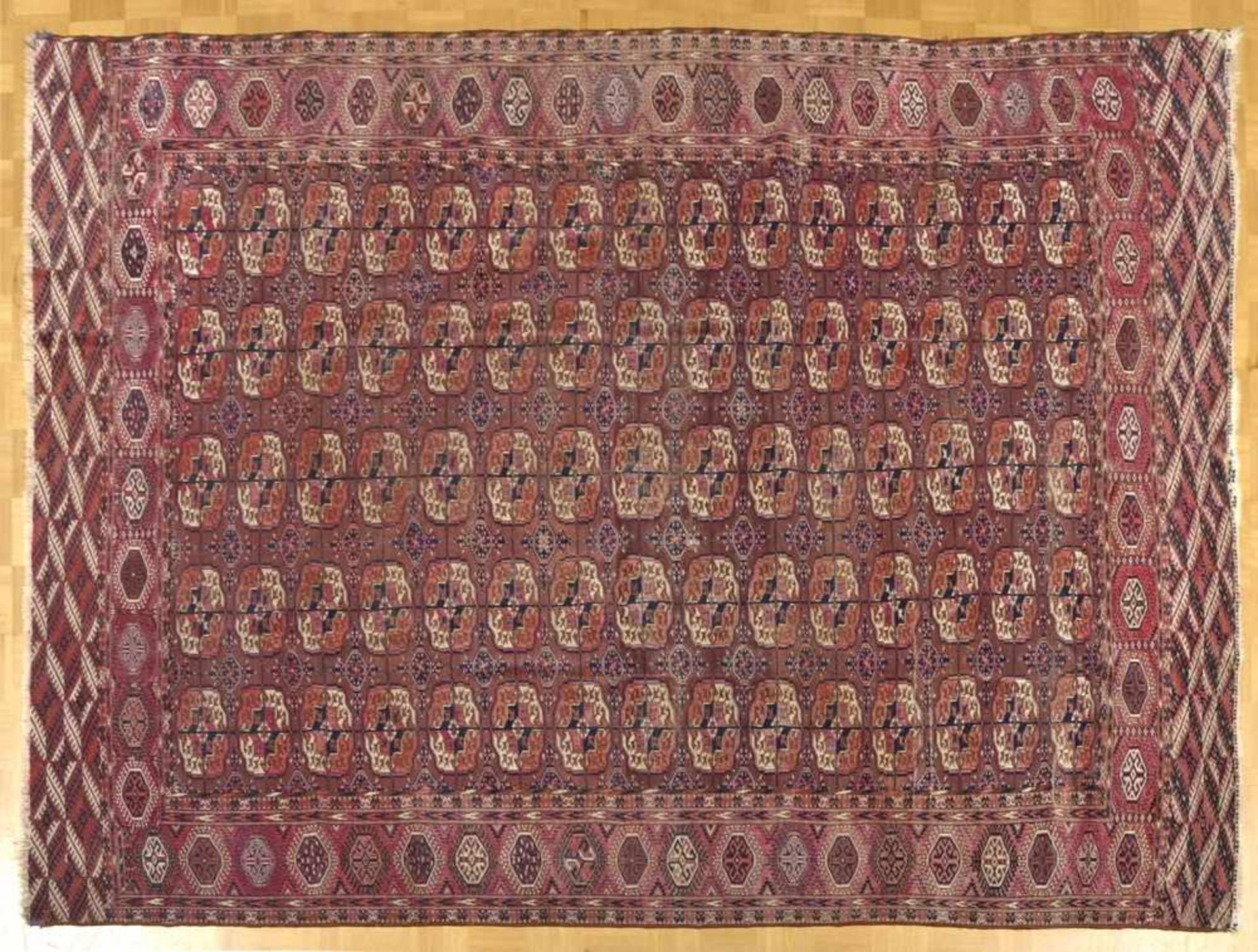 Tekke Turkmenen Hauptteppich, Ende 19.Jh., 343x205cm, Florschäden