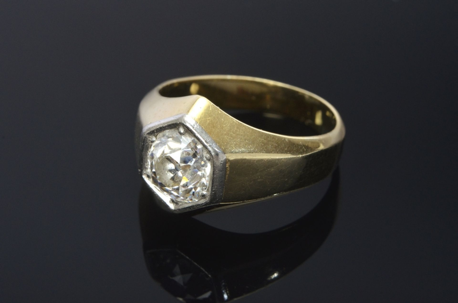 Ring mit Altschliff Diamant (ca. 2,00ct, Piqué I, lightyellow) in sechseckiger Fassung, GG 585, ges.