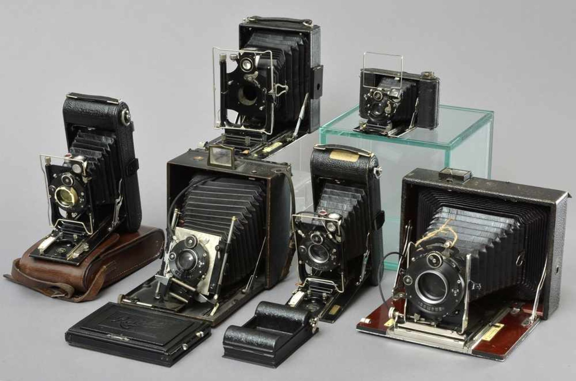 6 Diverse Kameras: 3 Mittelformat- und 3 Großformatkameras: ICA Icarette 6x10cm mit Objektiv (